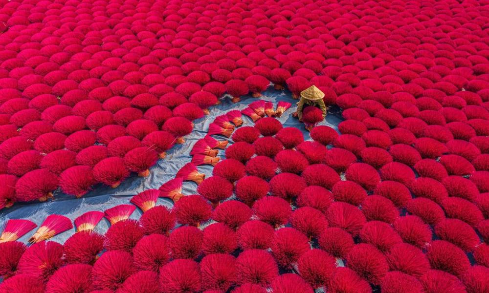 Festival đồng thời giới thiệu các sản phẩm OCOP, đặc sản địa phương và tạo không gian giao lưu quốc tế. Ảnh: Traveloka.com