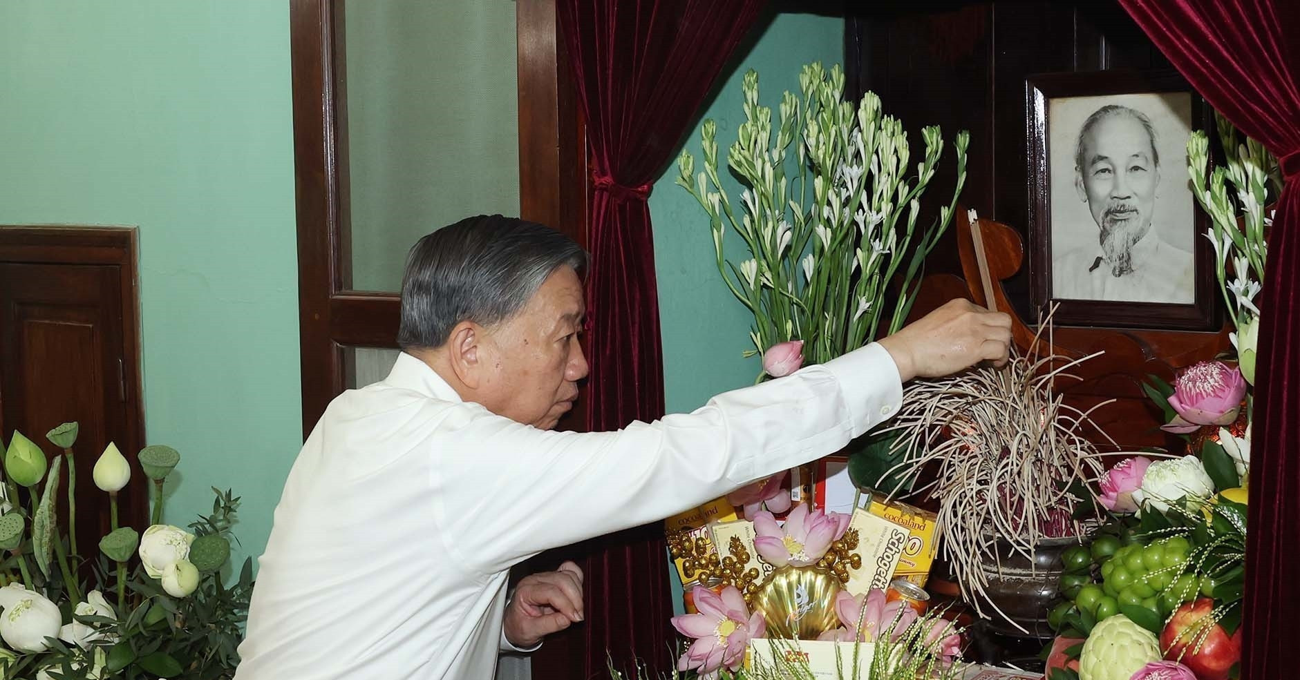 Tổng Bí thư, Chủ tịch nước Tô Lâm cùng đồng bào vào Lăng viếng Bác 
