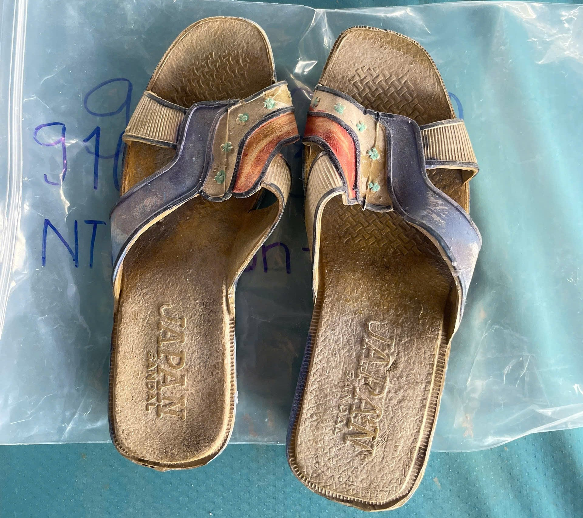 Phát hiện đôi dép “Japan Sandal” trong phần mộ liệt sĩ ở Hòn Đất 