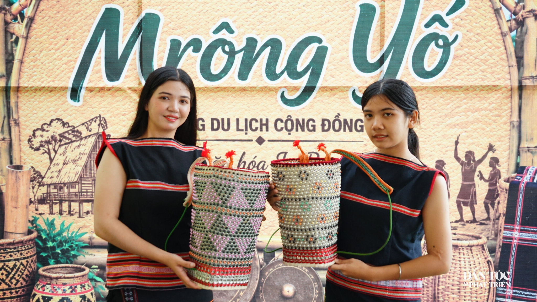 Những chiếc gùi truyền thống được làm từ nắp lon bia .jpg