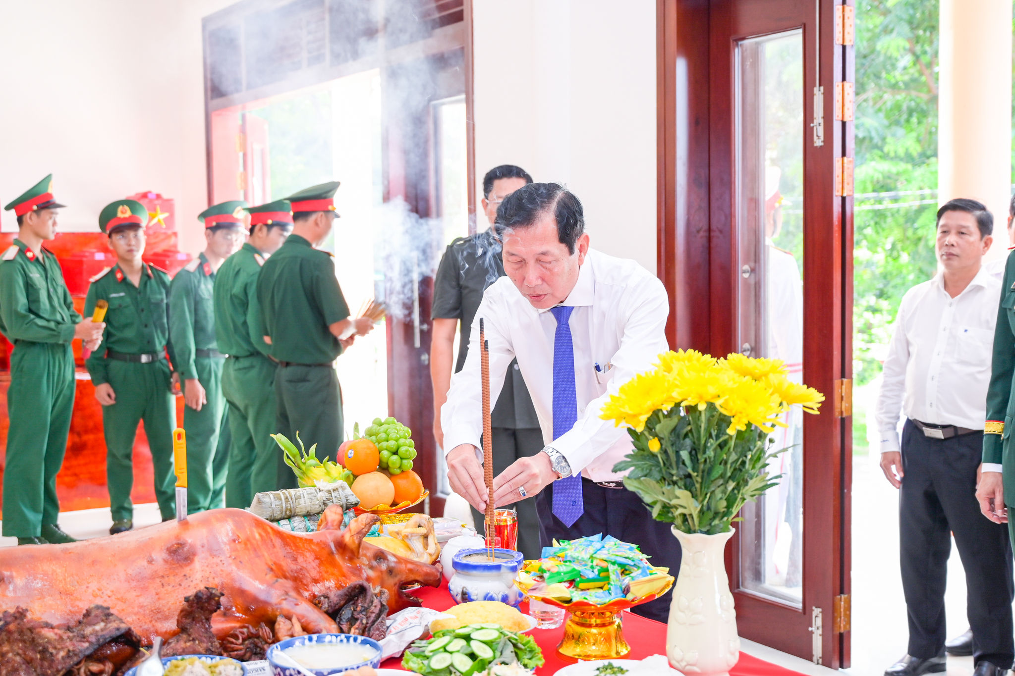 Ông Lê Văn Phước, Tỉnh ủy viên, Phó Chủ tịch UBND tỉnh, Trưởng Ban Chỉ đạo 515 tỉnh An Giang thắp hương trước anh linh các liệt sĩ. Ảnh: Phương Vũ