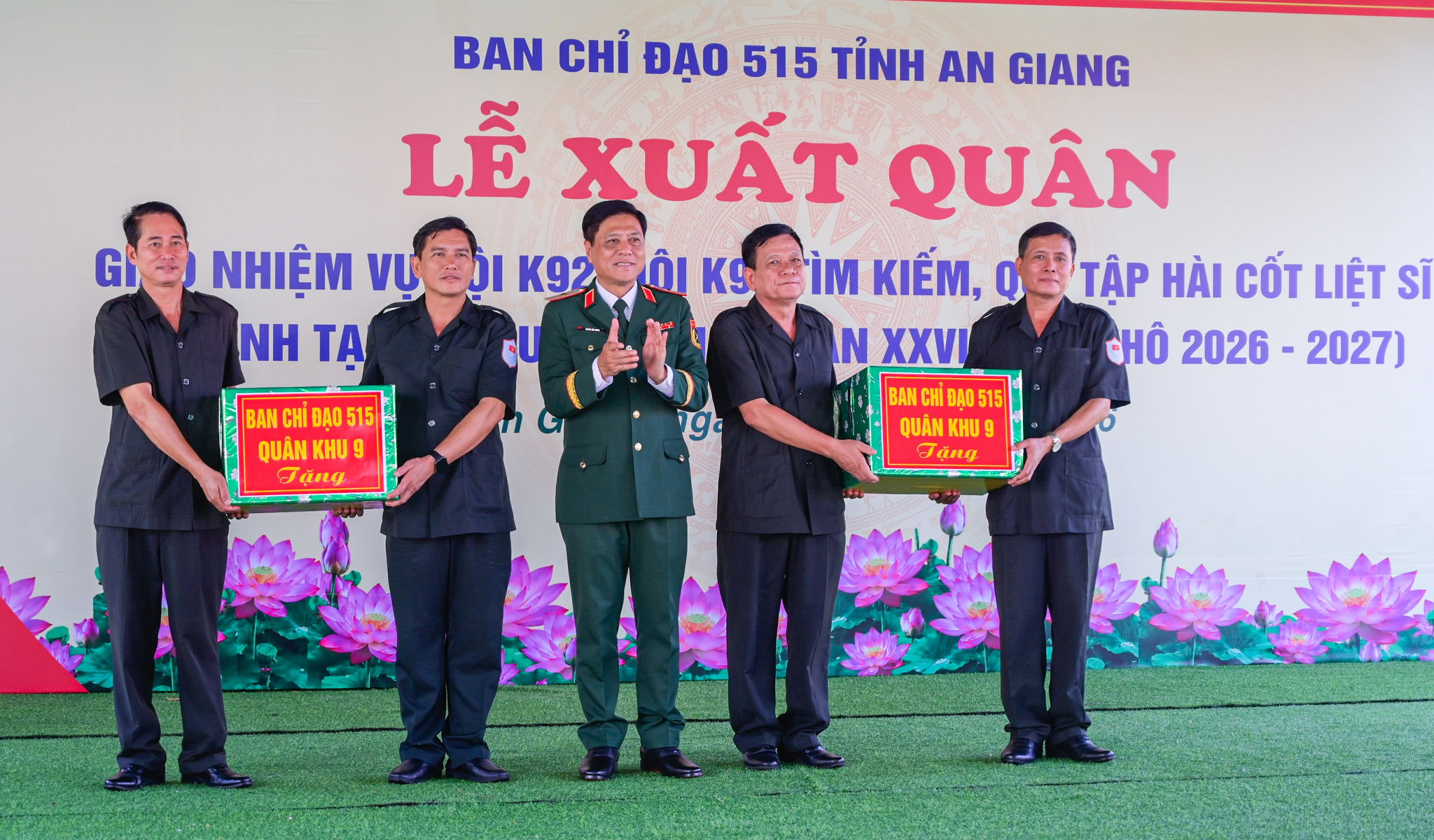 Thiếu tướng Huỳnh Văn Ngon, Ủy viên Ban Thường vụ Đảng ủy, Phó Chính ủy Quân khu 9, Trưởng Ban Chỉ đạo 515 Quân khu 9 trao quà của Ban Chỉ đạo 515 Quân khu cho Đội K92, K93. Ảnh: Phương Vũ