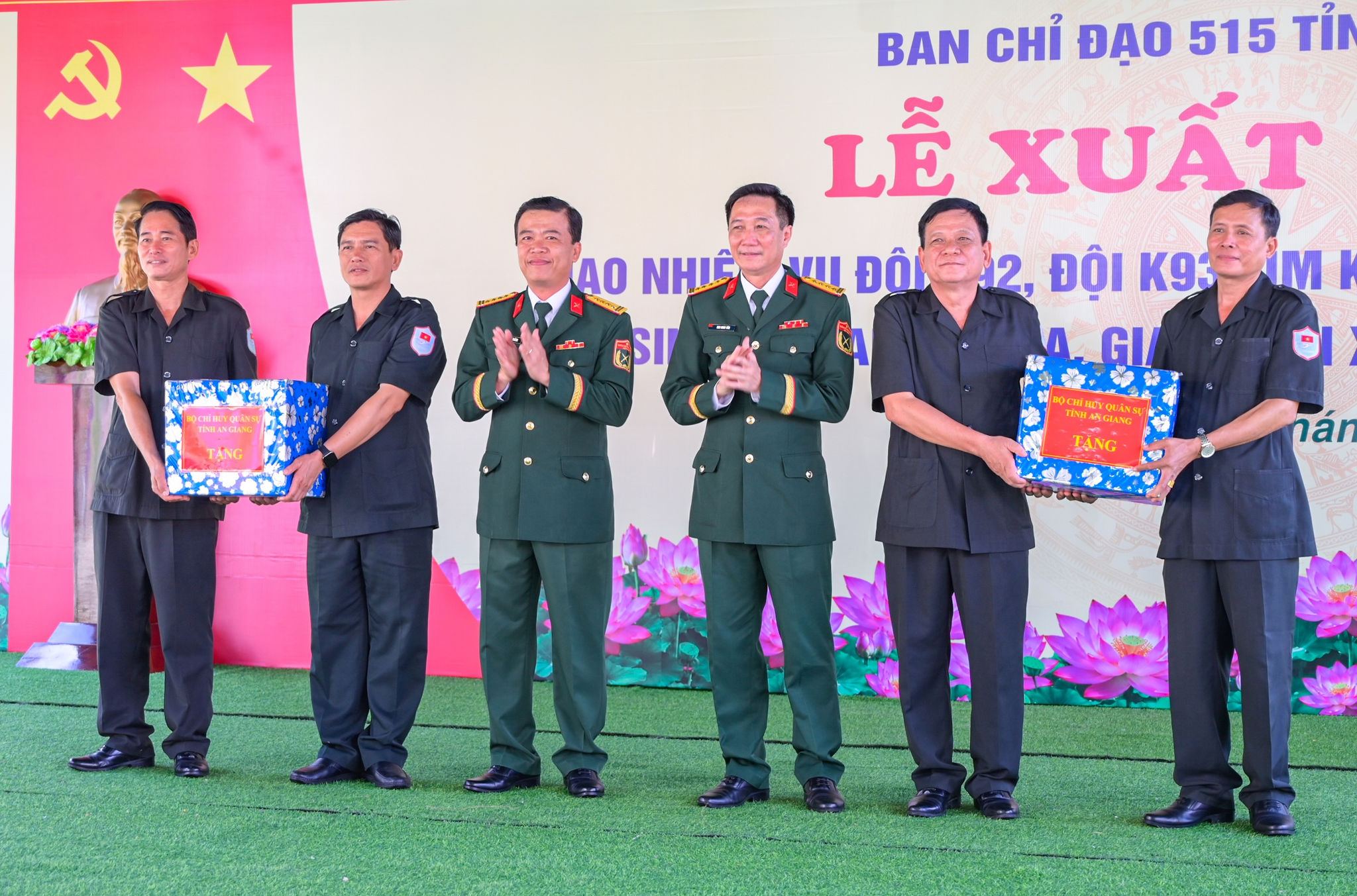 Bộ CHQS tỉnh An Giang trao quà cho Đội K92, K93. Ảnh: Phương Vũ