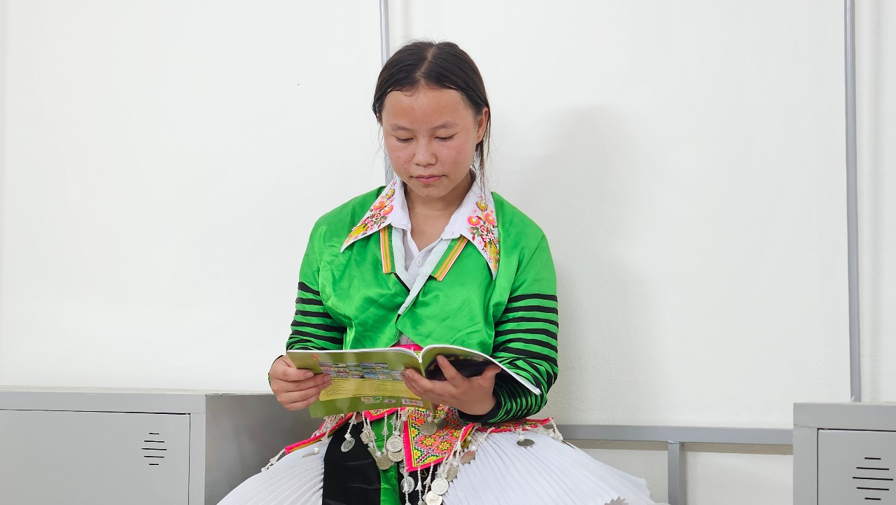 Sùng Thị Dùa, học sinh lớp 9A, quê ở bản Xía Nọi, tranh thủ đọc sách tại phòng nội trú mới trước thềm năm học mới. Ảnh:Quỳnh Trâm