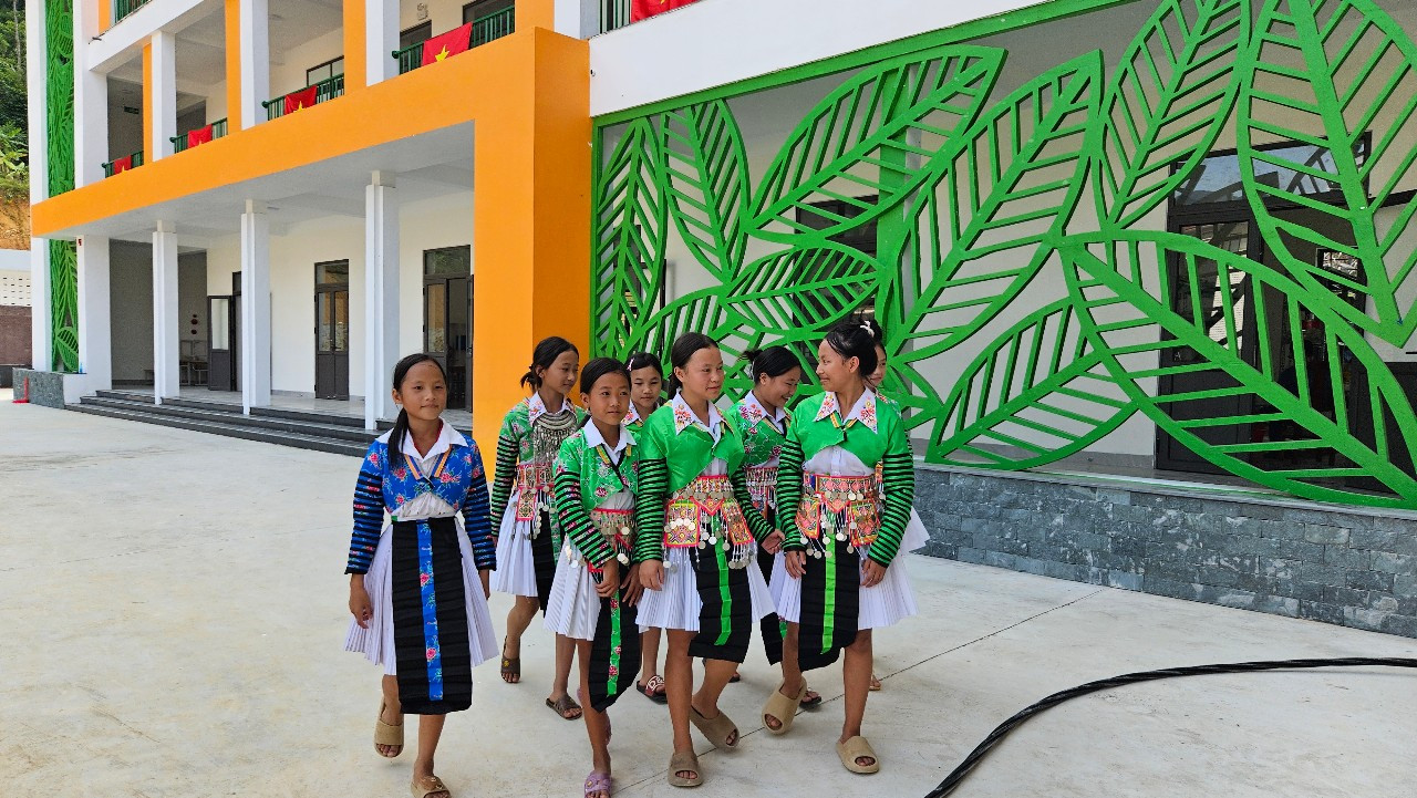 Không khí chuẩn bị cho lễ khai giảng tại Trường Phổ thông Nội trú Tiểu học và THCS Sơn Thủy.Ảnh: Quỳnh Trâm