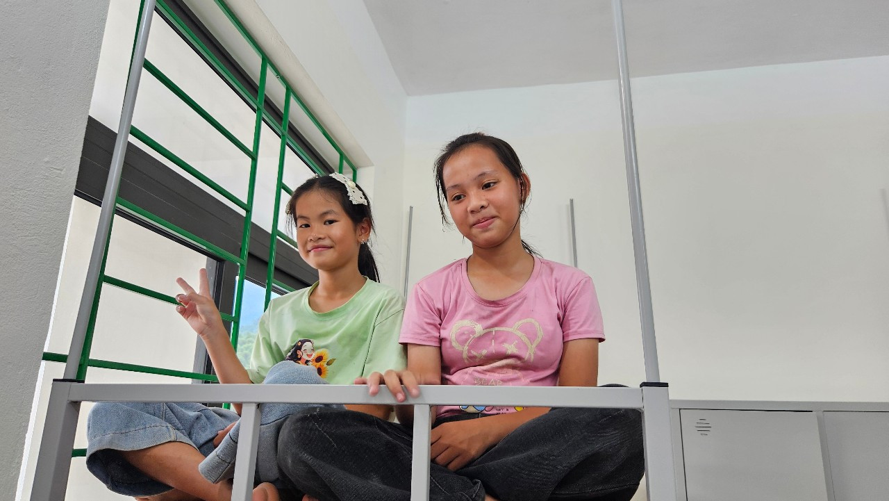 Em Lữ Hà Linh (ngồi bên trái), học sinh lớp 5A, năm nay lần đầu được ở nội trú tại trường. Ảnh: Quỳnh Trâm
