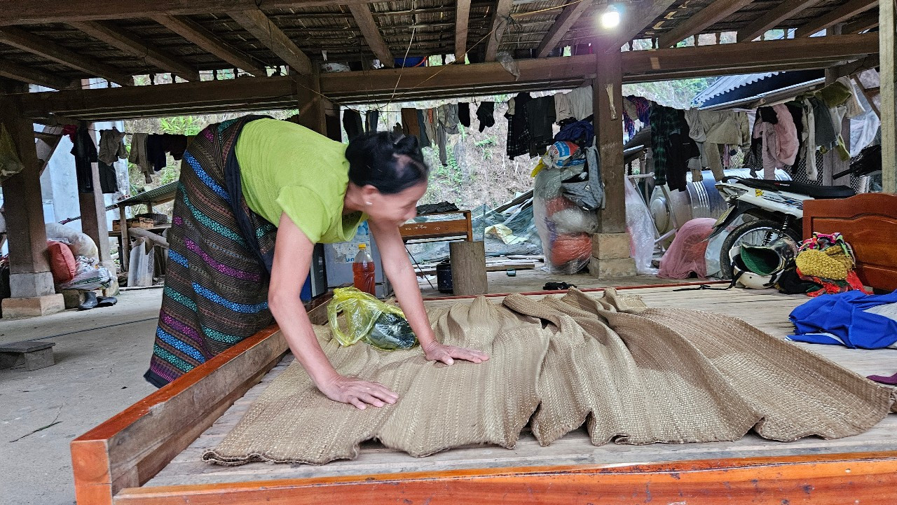 Hoàn cảnh gia đình bà ngoại em Hà Thu Hương còn nhiều khó khăn. Ảnh: Quỳnh Trâm