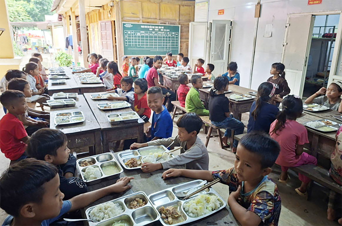 Bữa cơm đầu tiên của gần 400 học sinh trường nội trú liên cấp Bắc Lý 