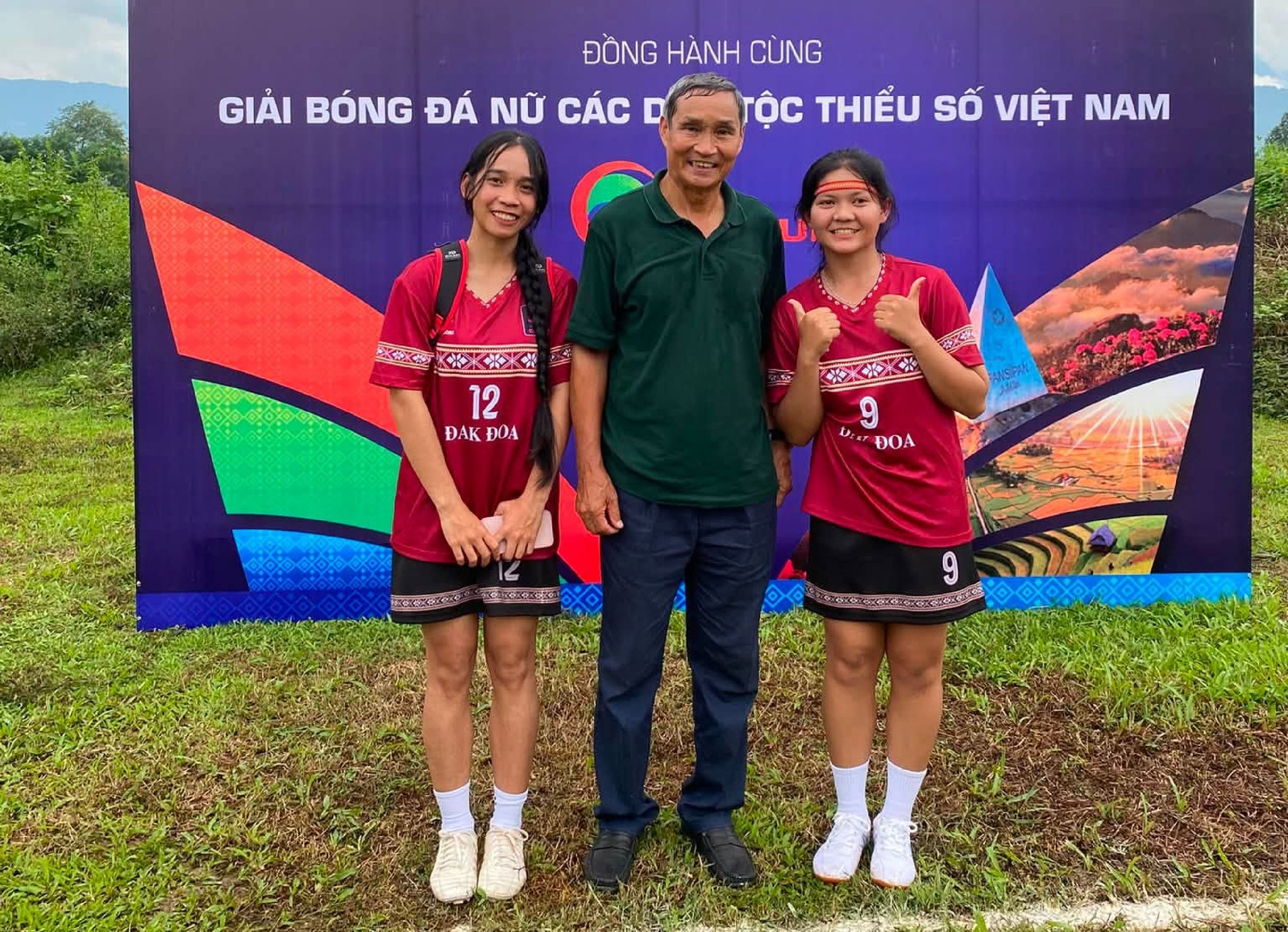 Huấn luyện viên Mai Đức Chung chụp ảnh và giao lưu cùng các cầu thủ nữ xã Đắk Đoa (Gia Lai). (ảnh P’Lơi cung cấp).