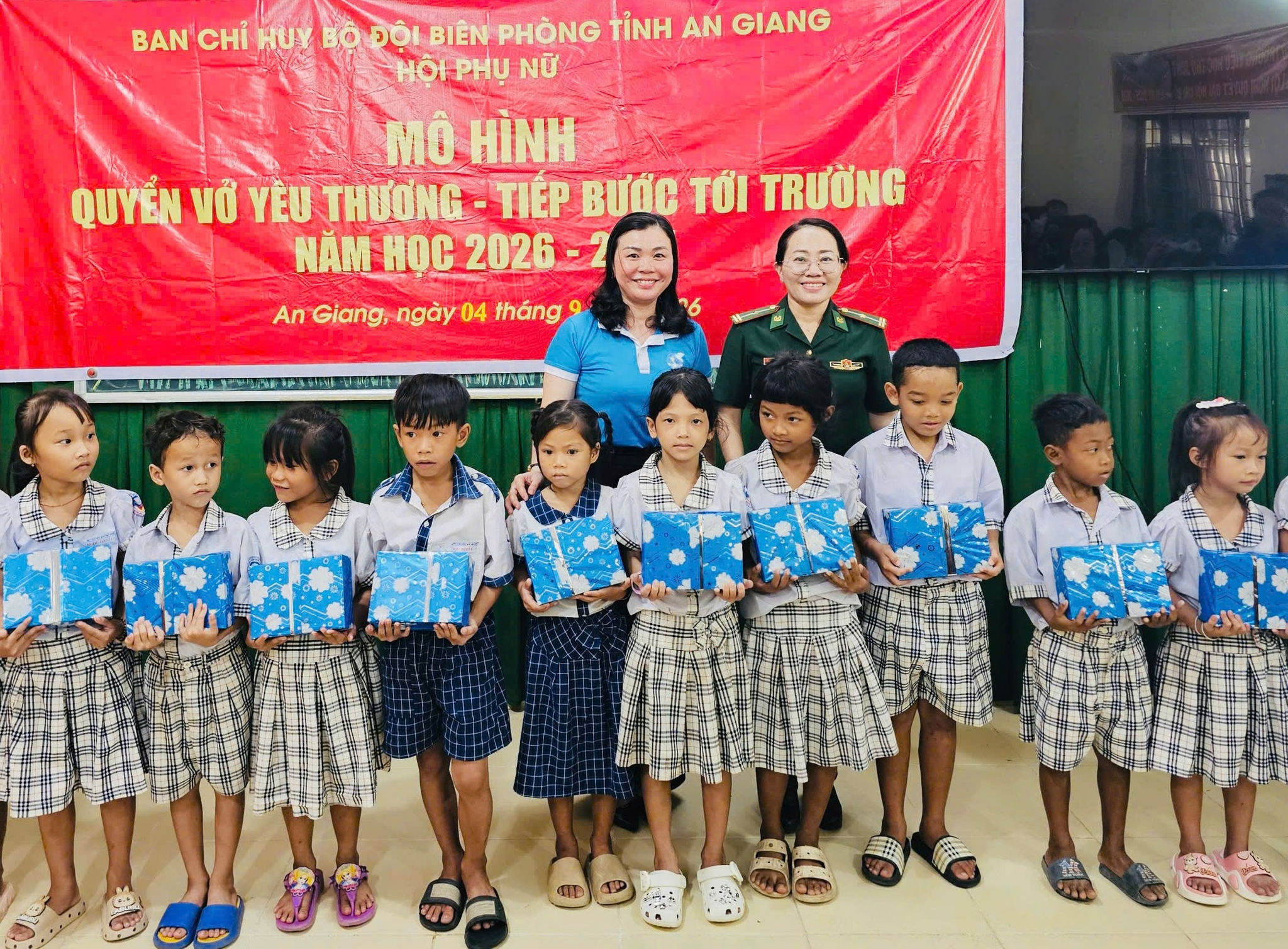 Thiếu tá Lâm Thị Thu Ngân, Chủ tịch Hội phụ nữ BĐBP tỉnh An Giang trao quà cho các em học sinh vùng biên giới. Ảnh: Song Vy
