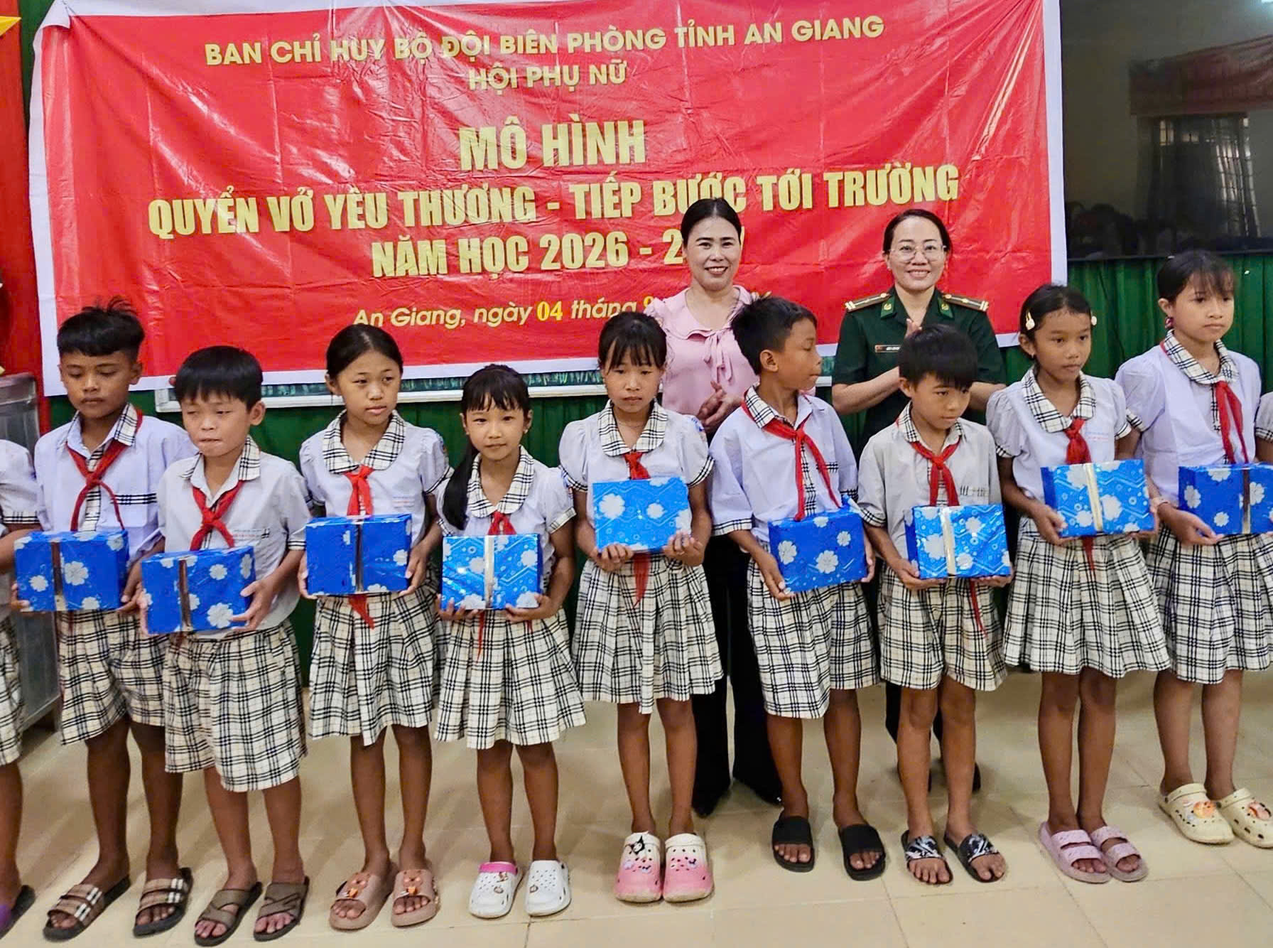 Phụ nữ Biên phòng An Giang trao quà cho học sinh nghèo vùng biên giới 