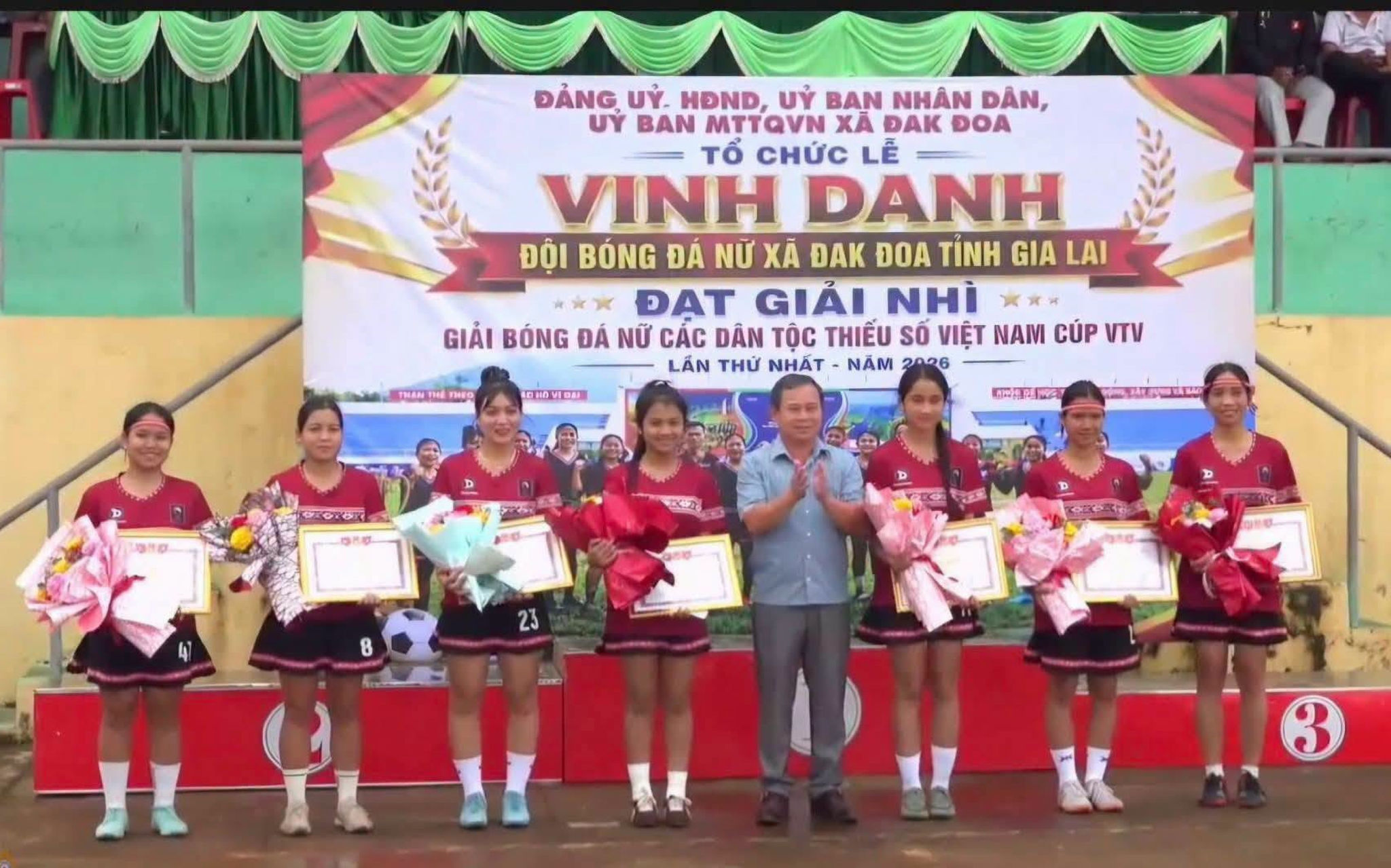 Trong trang phục thi đấu mang họa tiết thổ cẩm, những nữ cầu thủ đội bóng đá nữ xã Đắk Đoa (Gia Lai) được tôn vinh tại sân vận động của xã ngày 29.