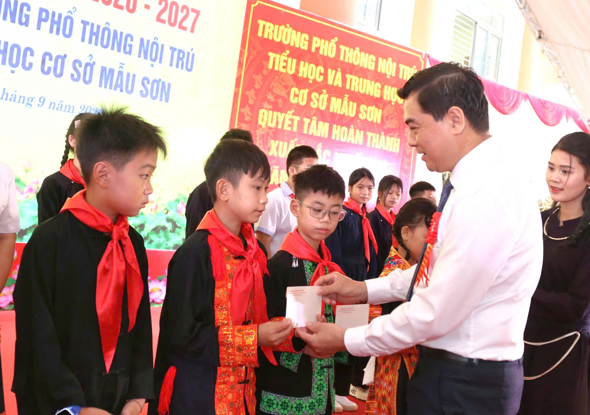 Lãnh đạo Bộ Dân tộc và Tôn giáo tham dự ngày khai trường ở vùng biên 