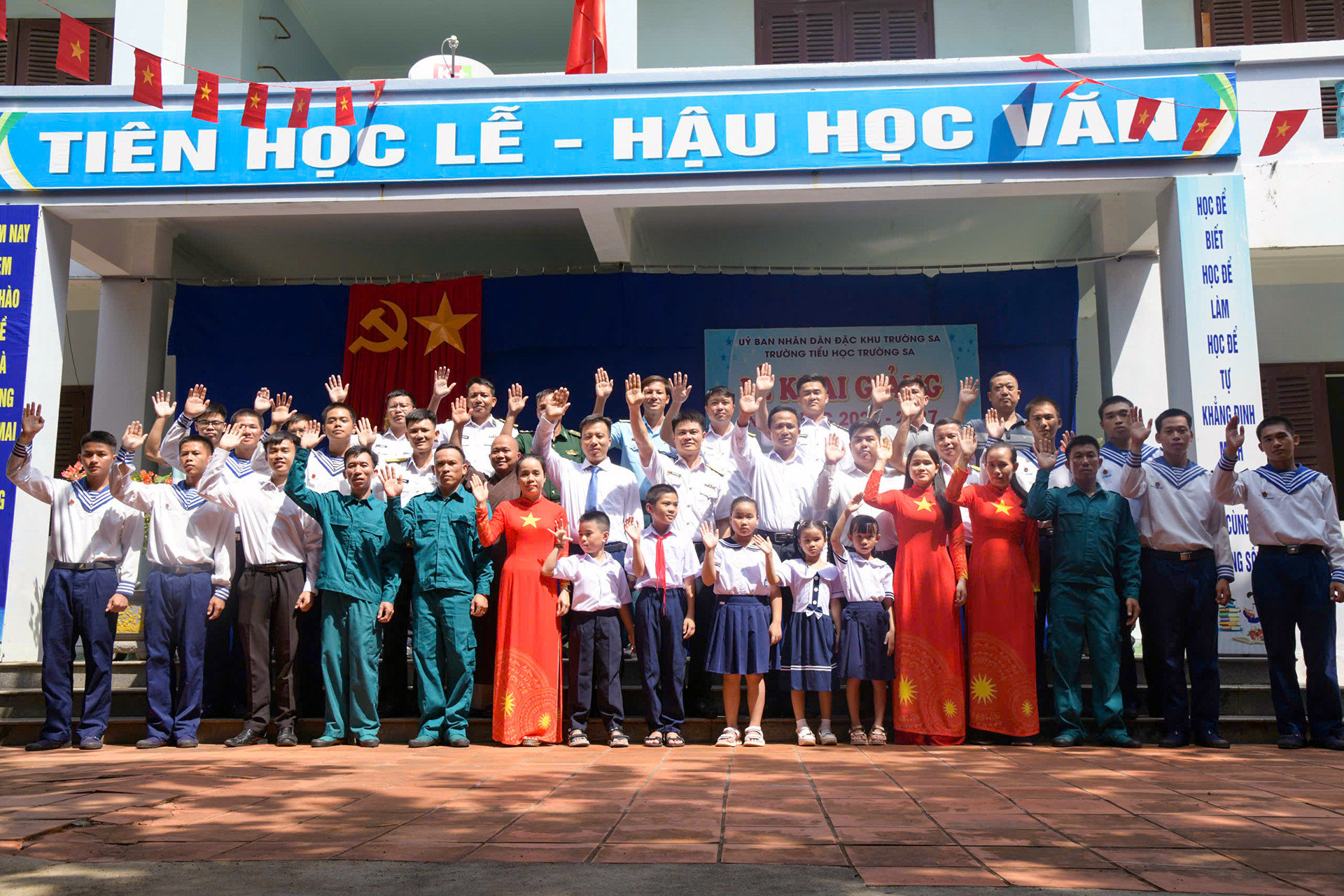 https://static-images.vnncdn.net/vps_images_publish/000001/000003/2026/9/5/can-bo-chien-si-giao-vien-hoc-sinh-nhan-dan-va-cac-luc-luong-tren-dao-truong-sa-chao-mung-nam-hoc-moi-858.jpg