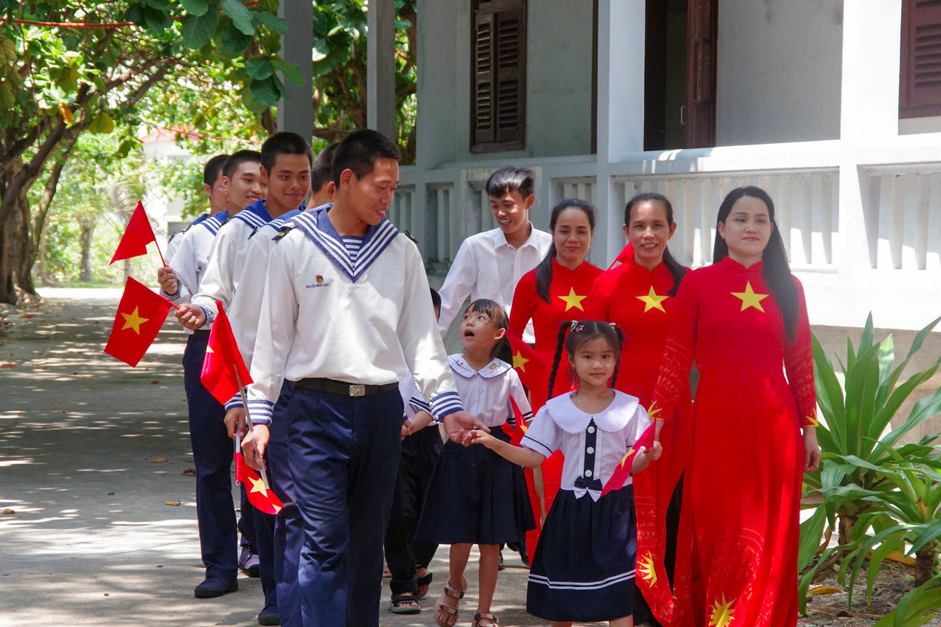 Cán bộ, chiến sĩ, phụ huynh trên đảo Trường Sa hân hoan đưa các em học sinh đến trường..jpg