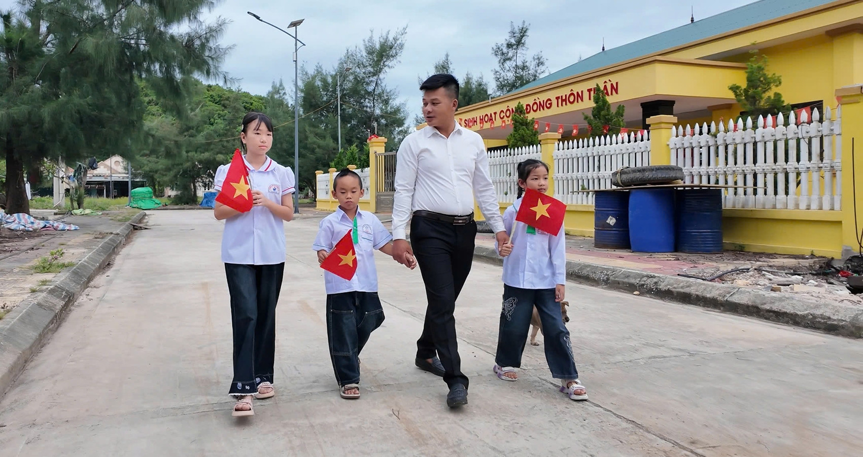 Lễ khai giảng đặc biệt của thầy giáo và 3 học sinh giữa biển trời đảo Trần 