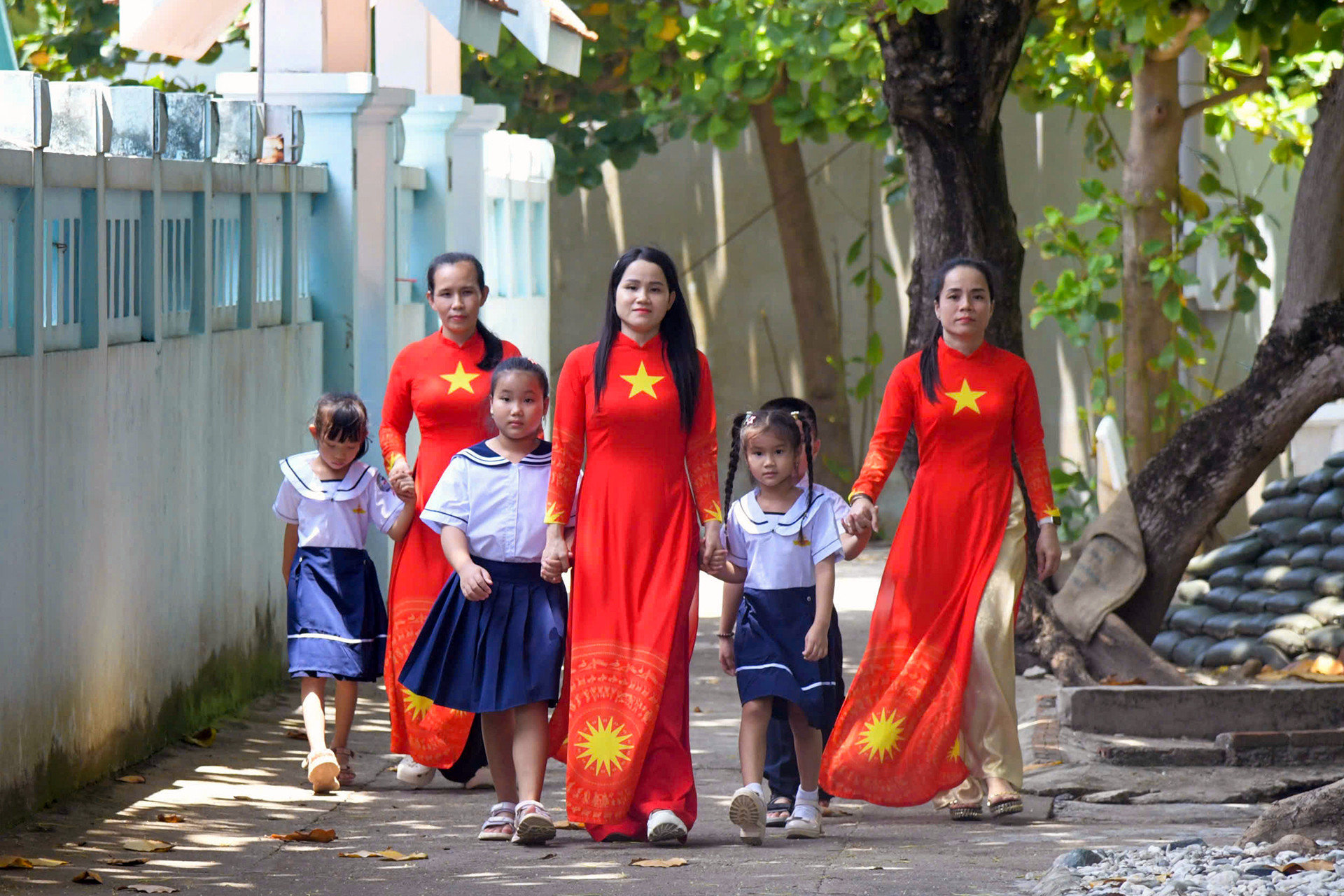 Phụ huynh trên đảo Trường Sa hân hoan đưa con đến trường.jpg