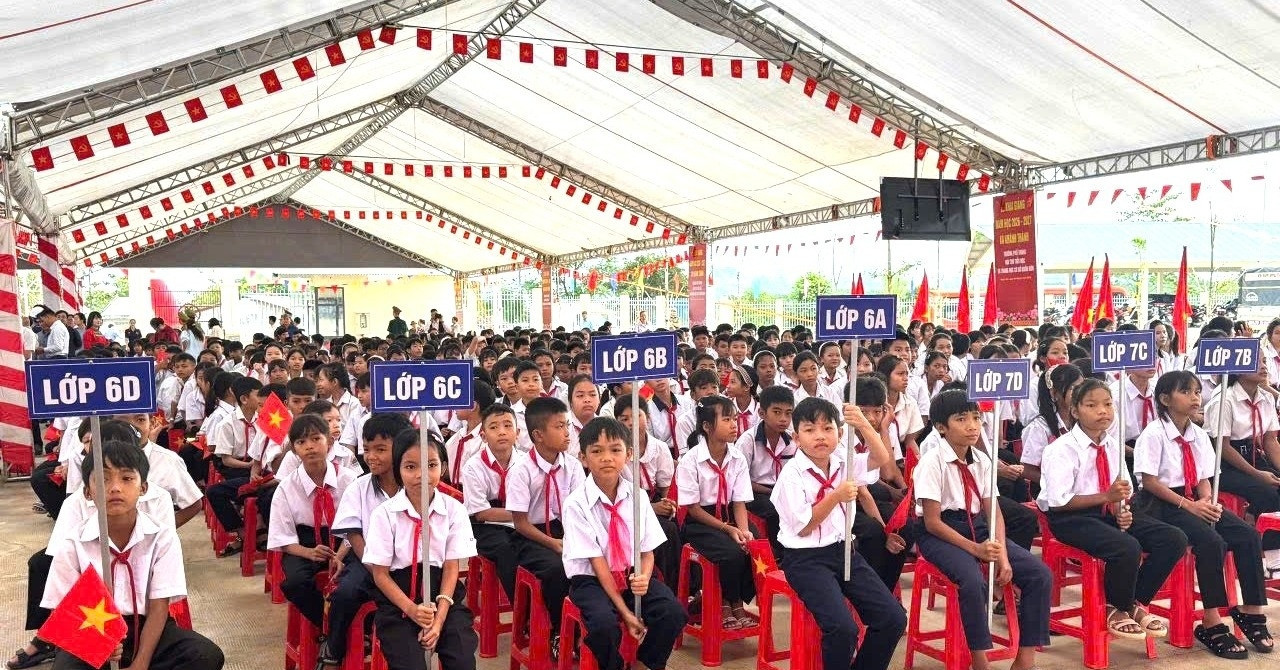 Thầy cô giáo vượt 18 km đường rừng đón 83 học sinh dự lễ khai giảng 