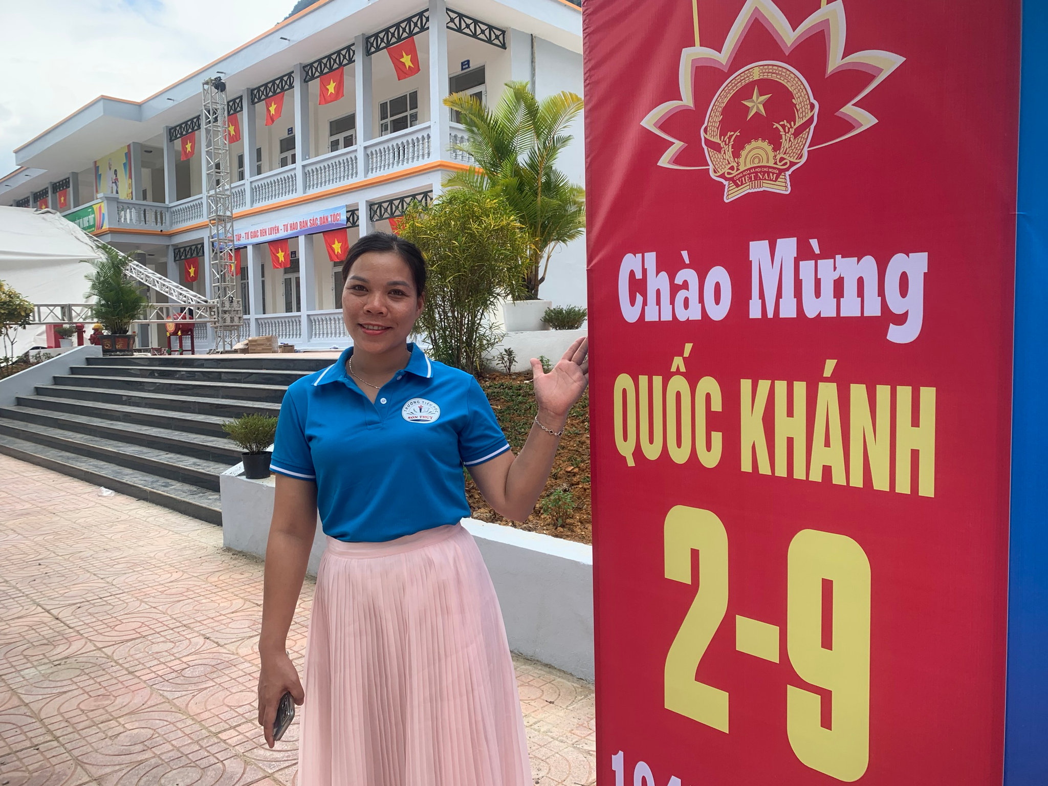 Cô Vi Thị Thanh vui mừng trong ngôi trường mới, nơi cô không còn phải xa gia đình để bám lớp ở những điểm trường xa.