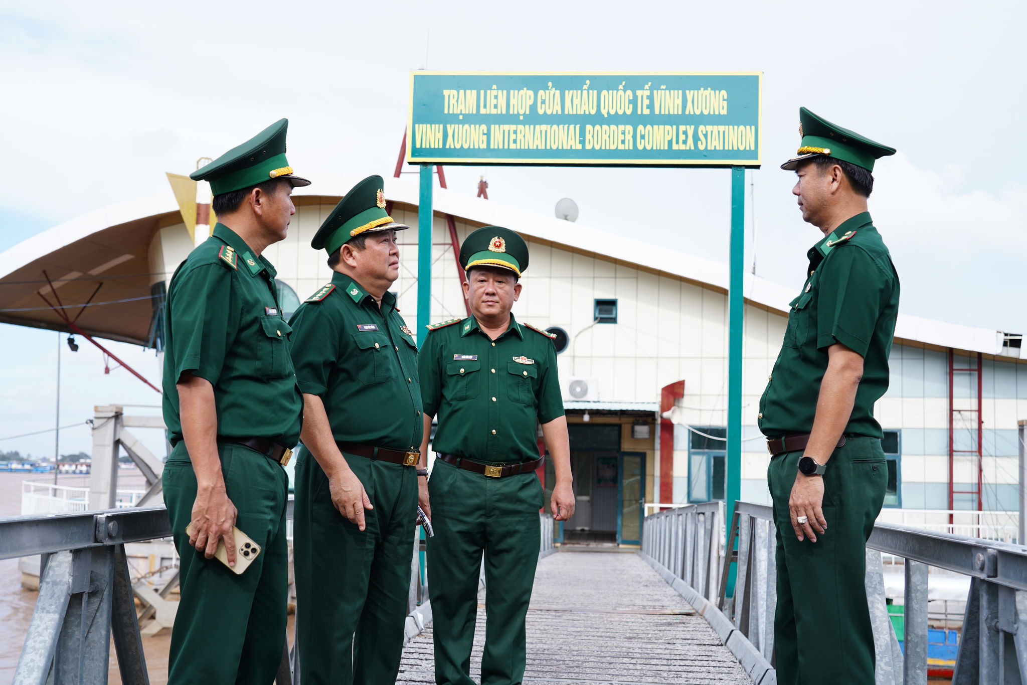 Đại tá Phạm Văn Thắng, (Thứ hai từ trái qua) Chỉ huy trưởng BĐBP tỉnh An Giang, kiểm tra công tác kiểm soát tại trạm liên hợp. Ảnh: Tiến Vinh