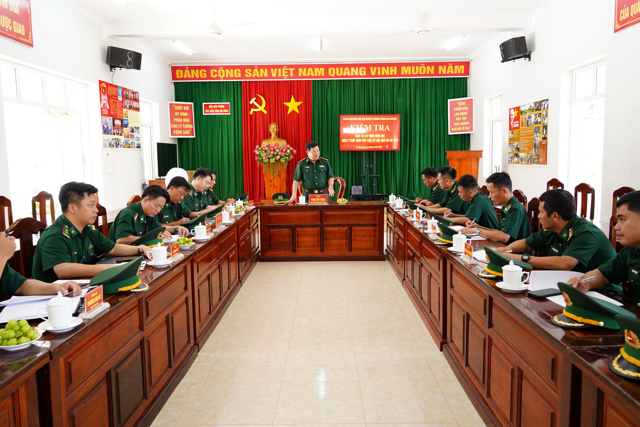 Đại tá Phạm Văn Thắng, Chỉ huy trưởng BĐBP tỉnh An Giang phát biểu kết luận buổi kiểm tra tại đồn Biên phòng cửa khẩu Vĩnh Hội Đông. Ảnh: Tiến Vinh