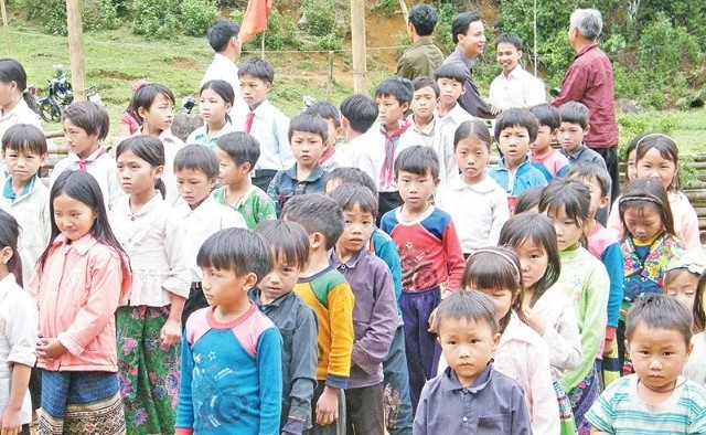 Học sinh người Mông tại điểm trường vùng cao, nơi thầy Sơn từng nhiều năm gắn bó với nghề gieo chữ.