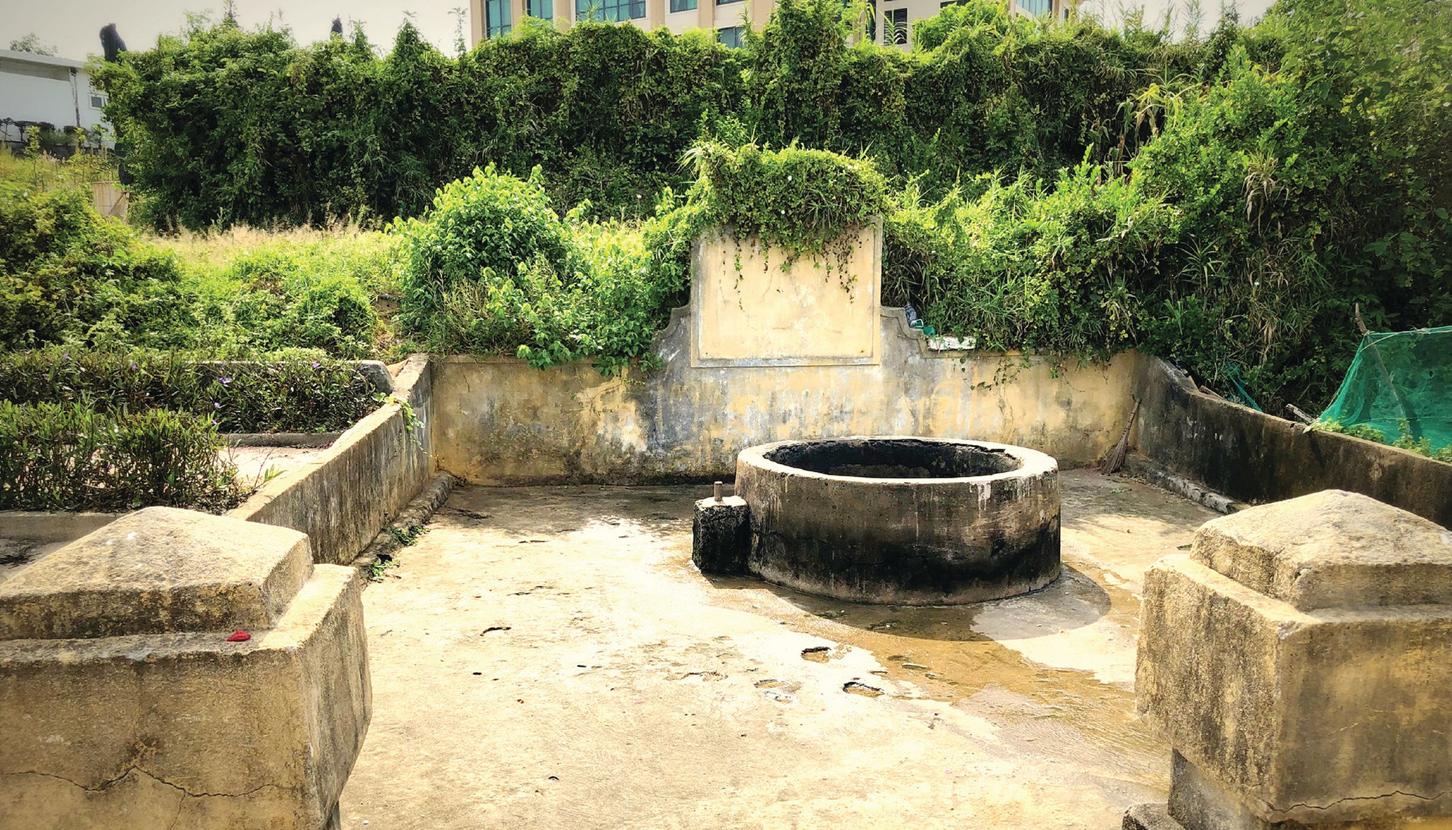 Giếng cổ hàng trăm năm 