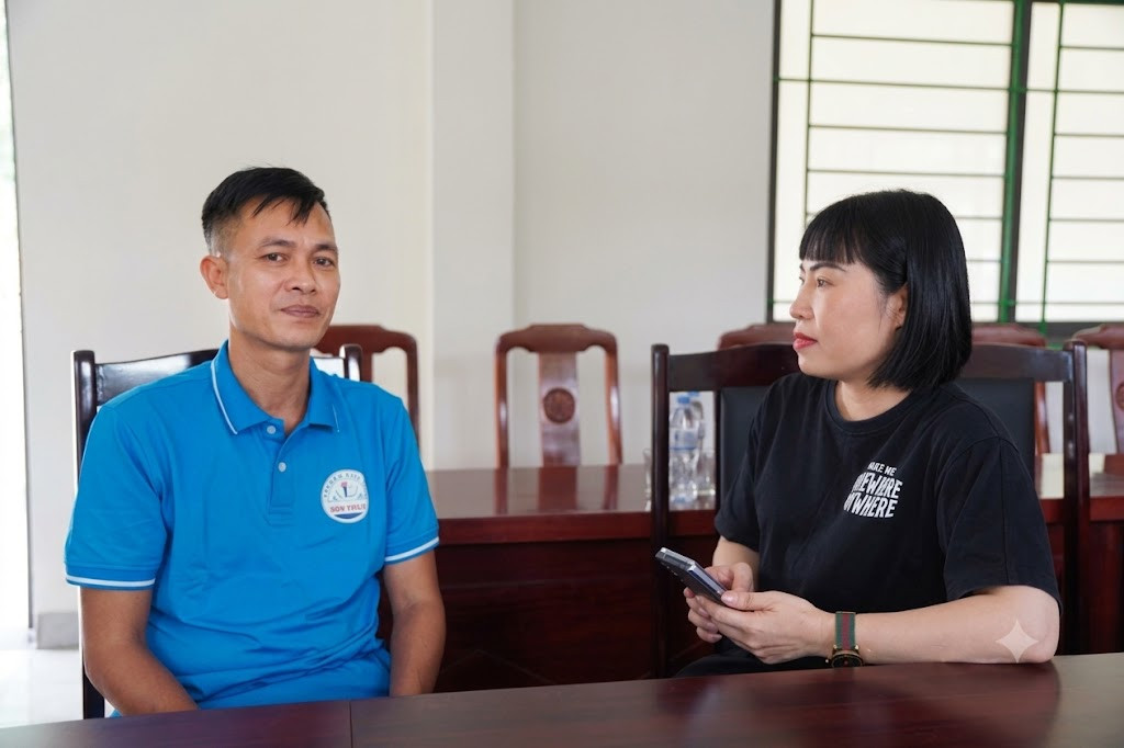 Thầy Sơn trầm tư hồi tưởng những năm tháng dạy học dưới mái trường tạm giữa núi rừng Sơn Thủy.