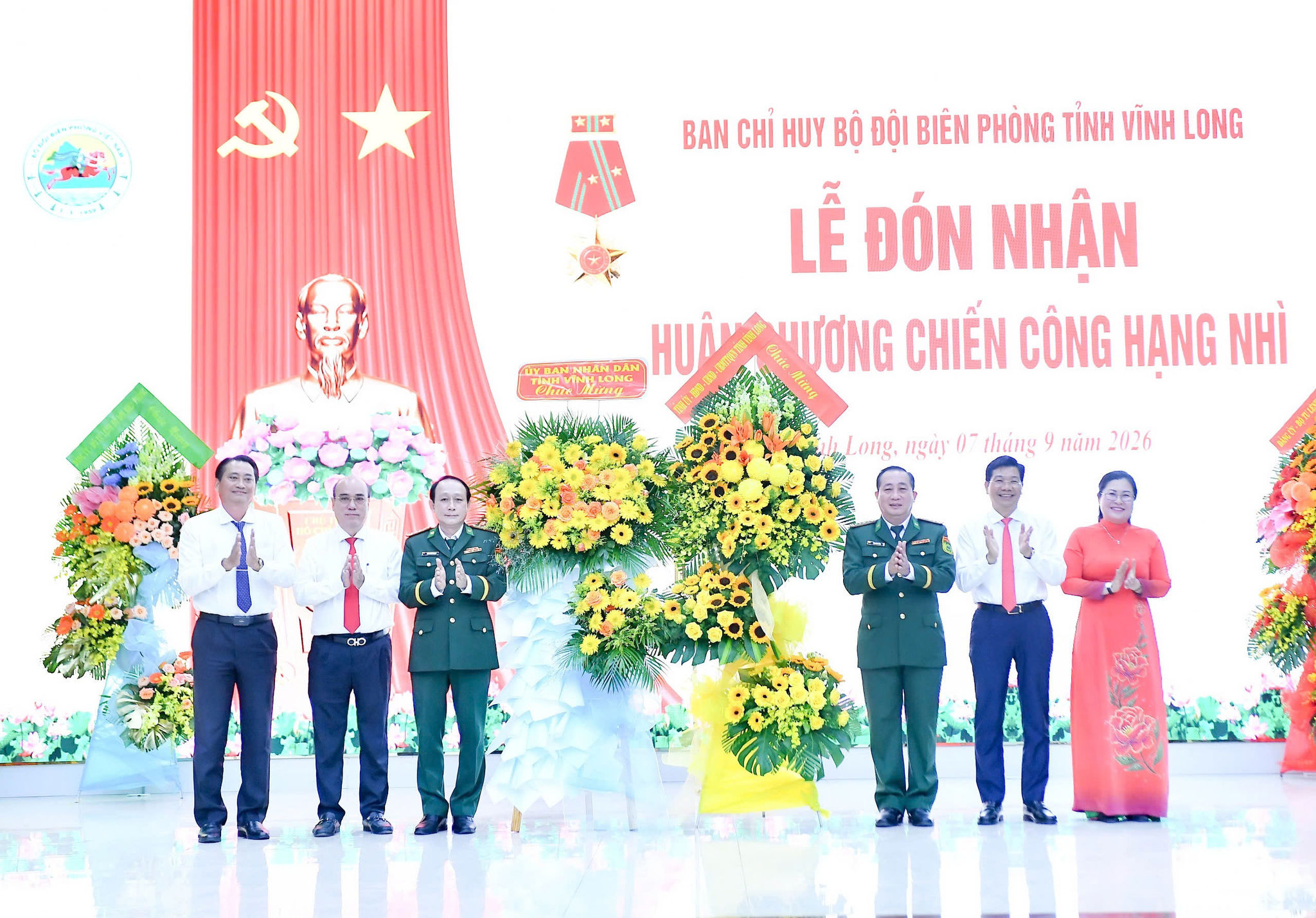 Đại diện lãnh đạo tỉnh Vĩnh Long tặng hoa chúc mừng BĐBP tỉnh. Ảnh: Như Tâm