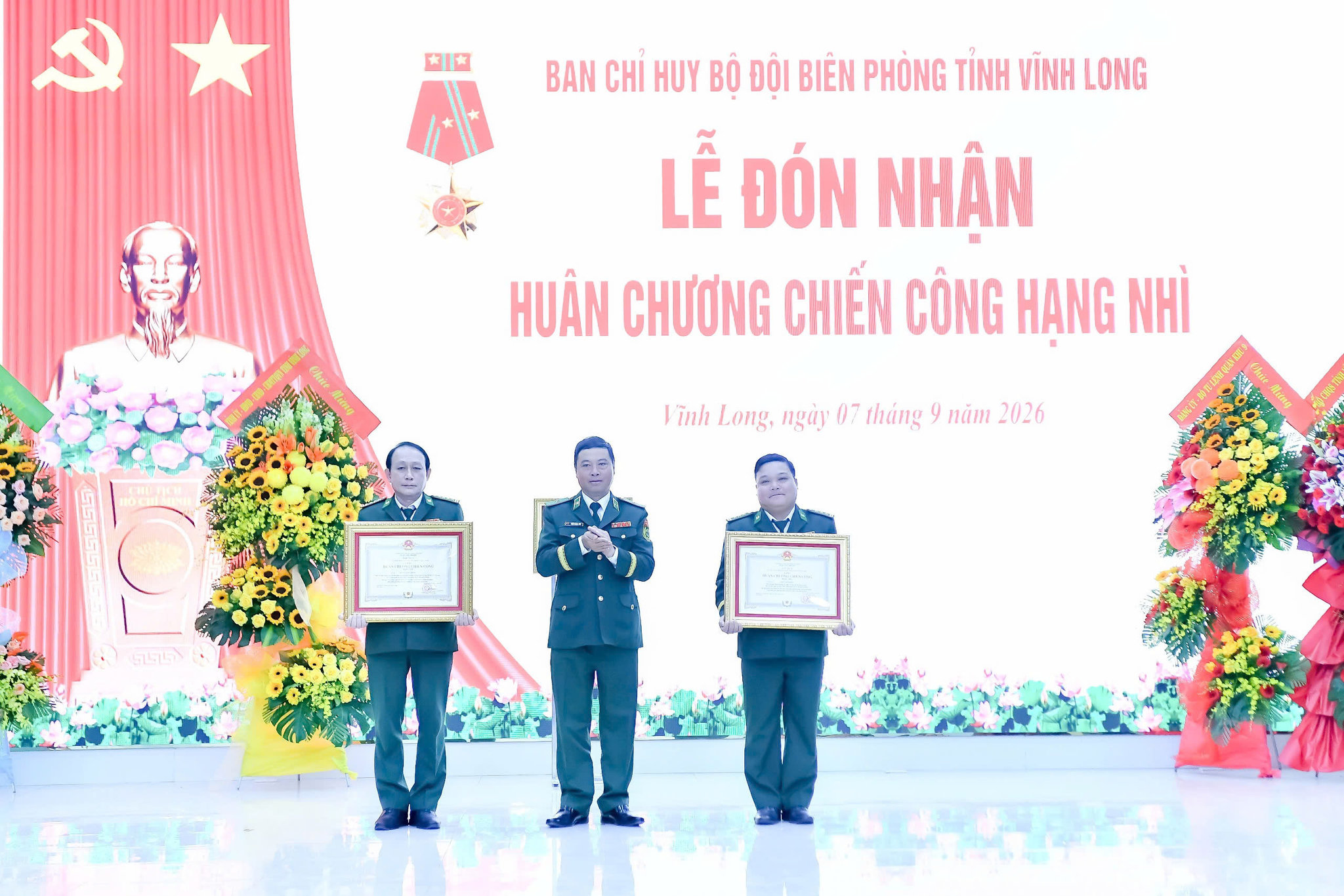 Thừa ủy quyền của Chủ tịch nước, Thiếu tướng Trần Ngọc Hữu, Phó Tư lệnh Bộ đội Biên phòng trao Huân chương Chiến công hạng Nhì cho 2 cá nhân. Ảnh: Như Tâm
