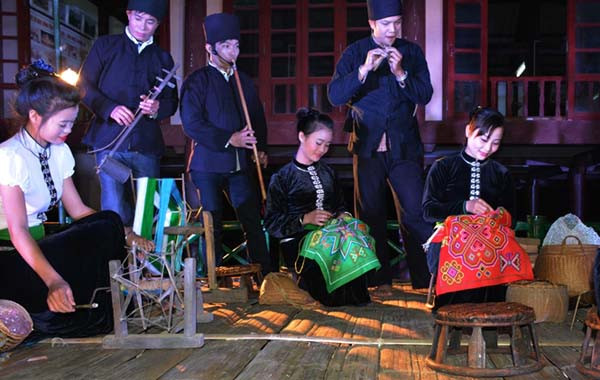Với người Thái xưa, Hạn khuống là nơi người trẻ gặp gỡ, làm quen, thử tài và tìm hiểu nhau qua tiếng hát giao duyên. Ảnh: dulichvtv.com