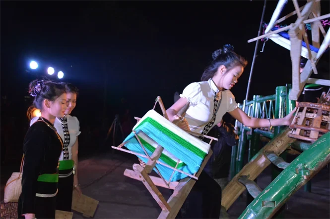 Chiếc cầu thang không chỉ là lối lên sàn mà còn là cánh cửa thử duyên. Ảnh: Thái Sinh