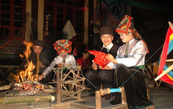 Trên sàn các cô gái nhóm lửa, quay sợi, thêu thùa, may vá, những công việc quen thuộc của đời sống thường ngày trở thành một phần của cuộc gặp gỡ. Ảnh: dulichvtv.com