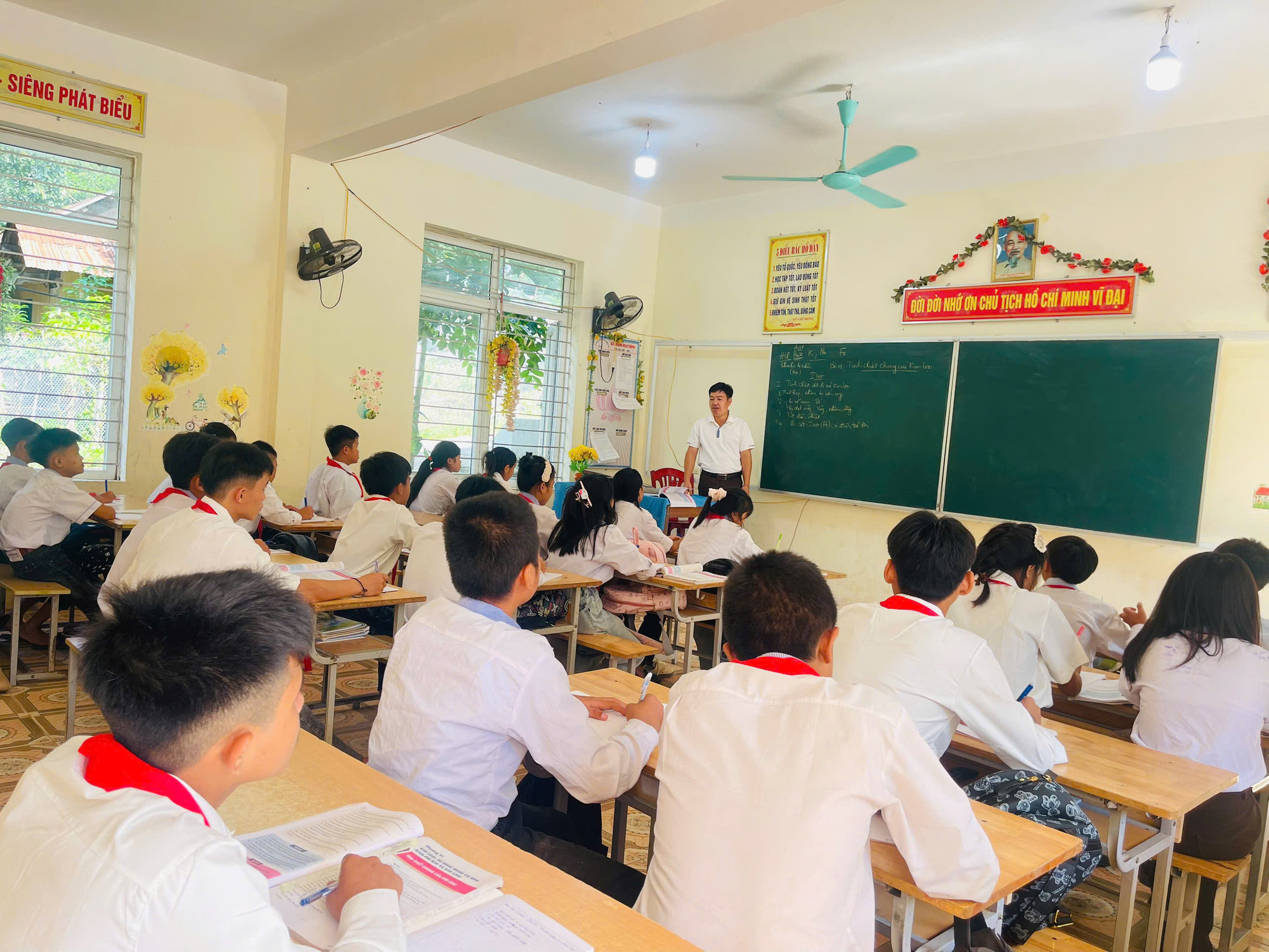 Học tại THCS Nhôn Mai