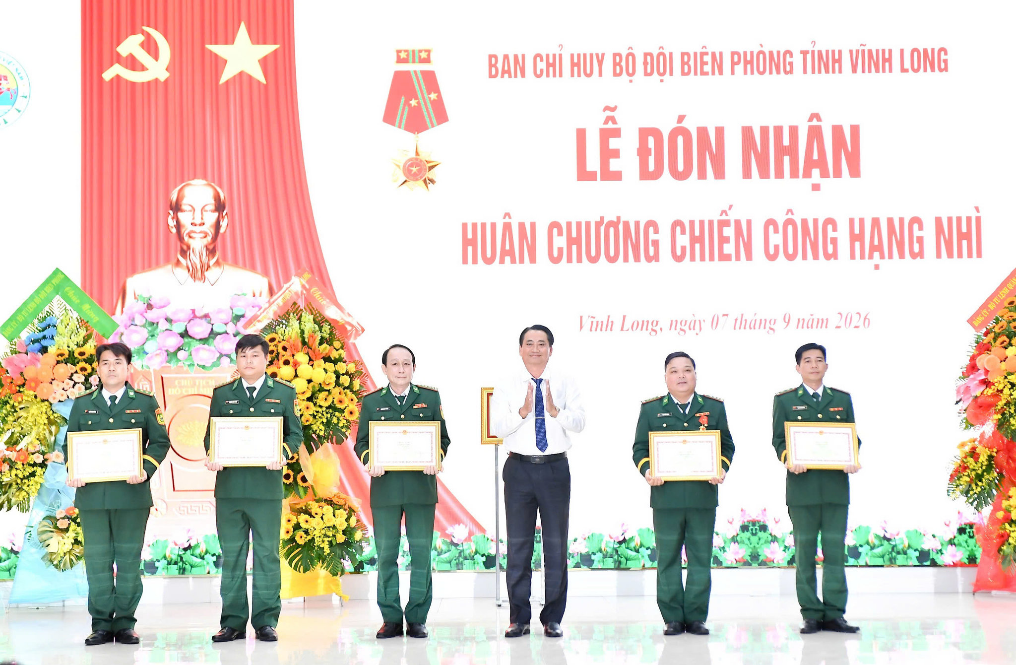 Ông Nguyễn Quỳnh Thiện, Phó chủ tịch UBND tỉnh Vĩnh Long trao bằng khen của Chủ tịch UBND tỉnh cho các cá nhân. Ảnh: Như Tâm