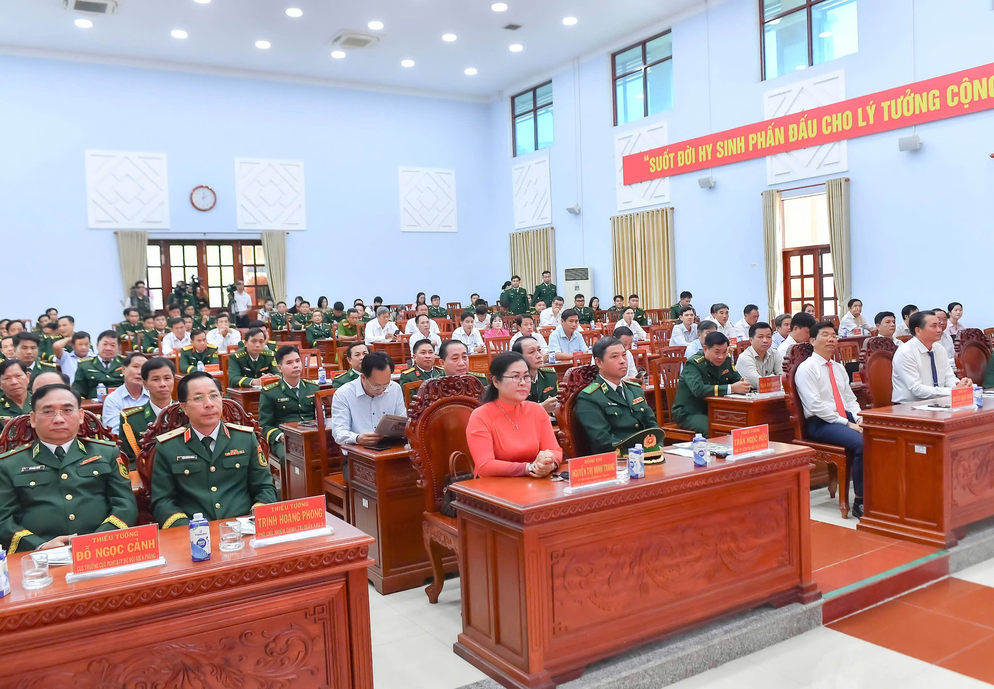 Các đại biểu dự Lễ Huân chương Chiến công hạng Nhì, đây là phần thưởng cao quý mà Đảng, Nhà nước trao tặng, ghi nhận những thành tích, chiến công đặc biệt xuất sắc của cán bộ, chiến sĩ Bộ đội Biên phòng tỉnh Vĩnh Long. Ảnh: Như Tâm