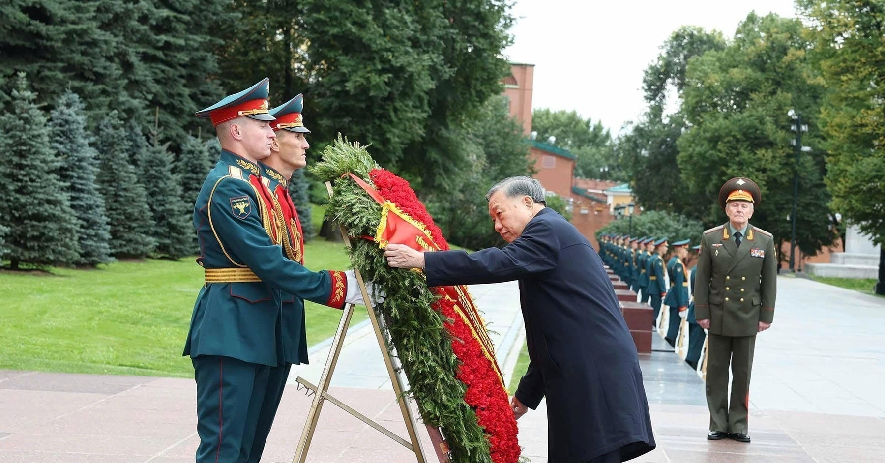 Tổng Bí thư, Chủ tịch nước đặt hoa tại Tượng đài Chủ tịch Hồ Chí Minh ở Moscow 