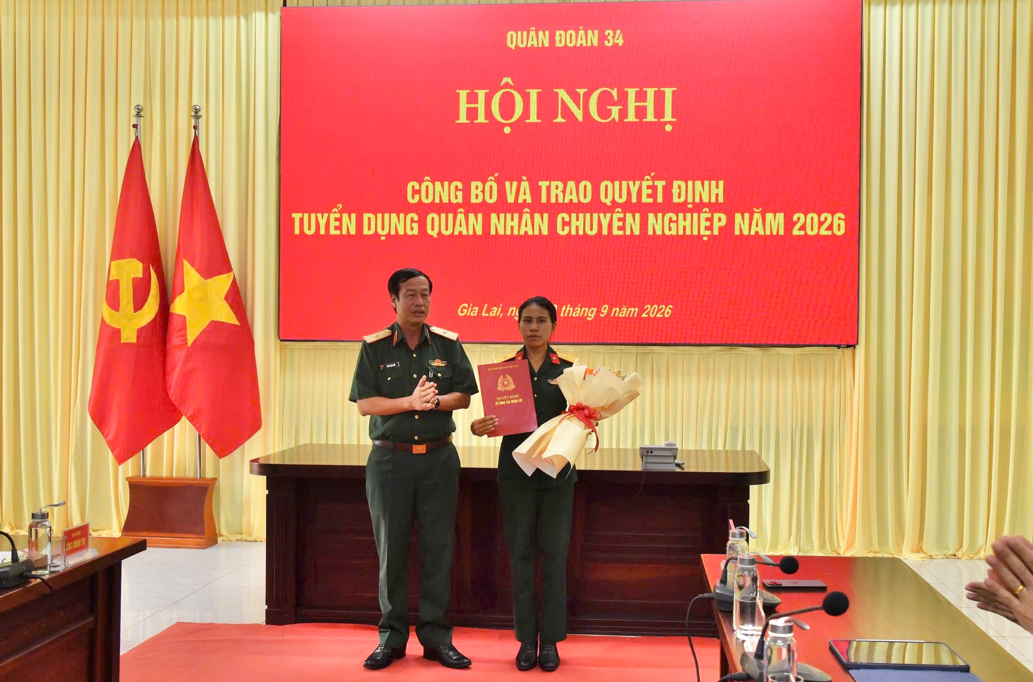iChị Rmah H'Thiệp, vợ của đồng chí Kpă Thiêp nhận quyết định tuyển dụng.jpg