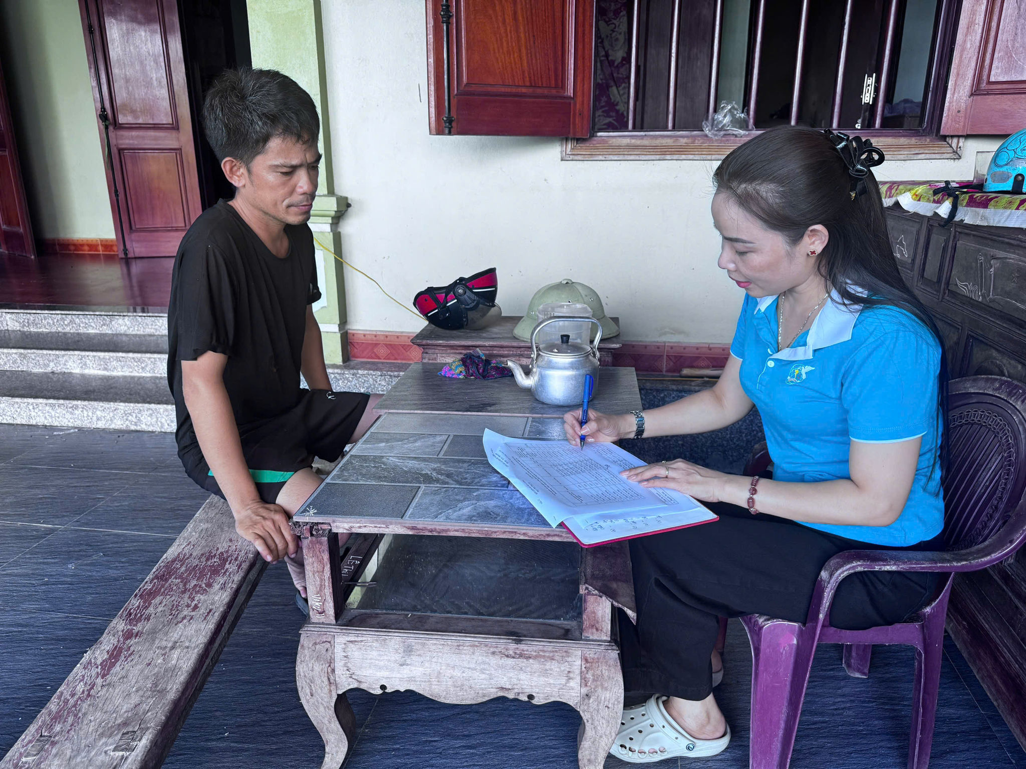 – Chủ tịch hội Liên hiệp Phụ nữ xã Đô Lương (Nghệ An) Nguyễn Thị Lợi kiểm tra tình hình sử dụng vốn trực tiếp tại khách hàng