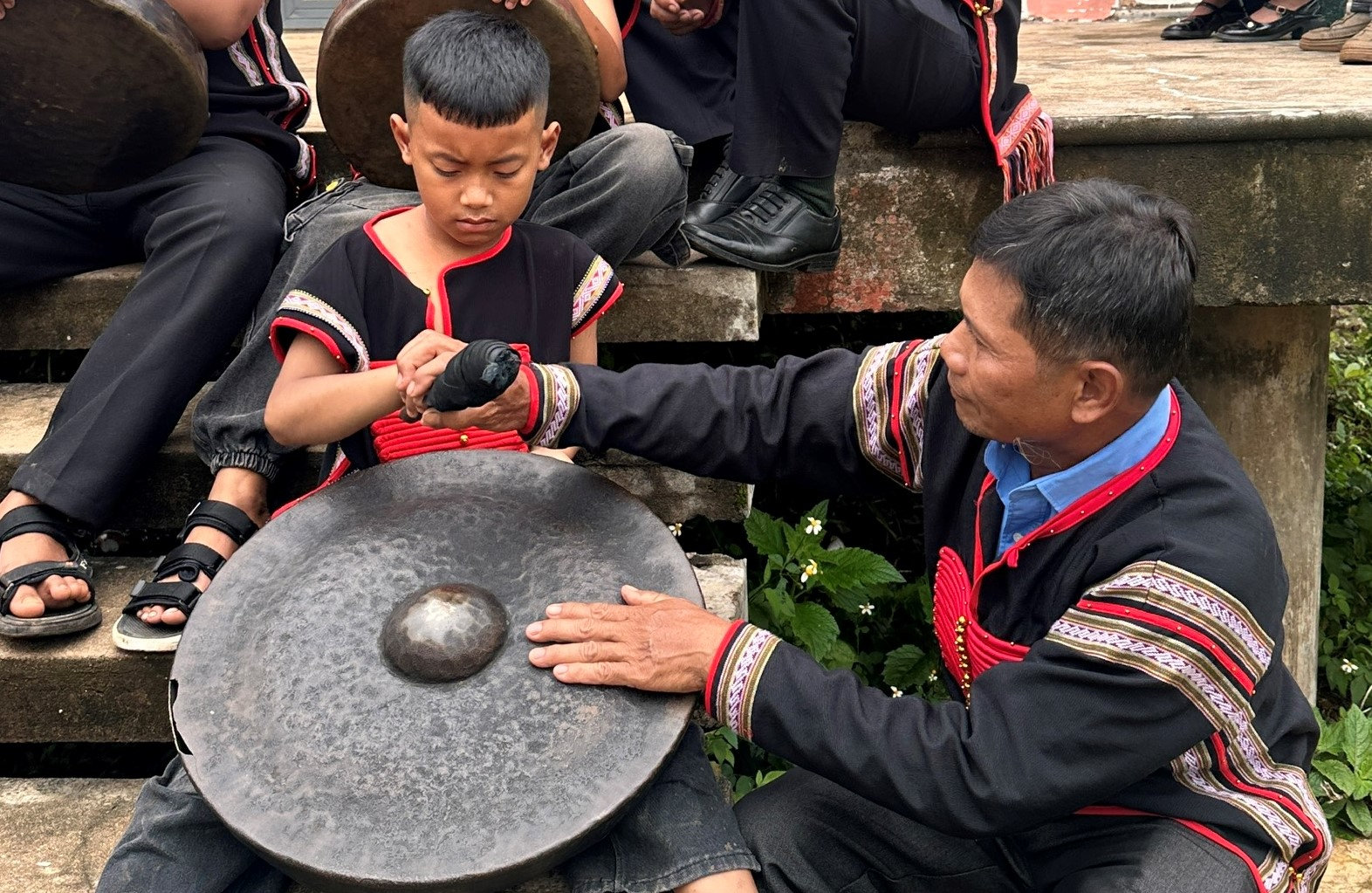 Ba thế hệ trong cộng đồng cùng học đánh chiêng