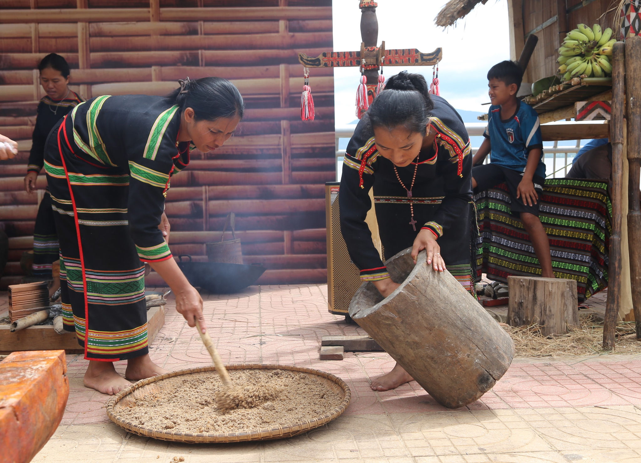 Cơm chín đổ ra nong làm tơi, để nguội