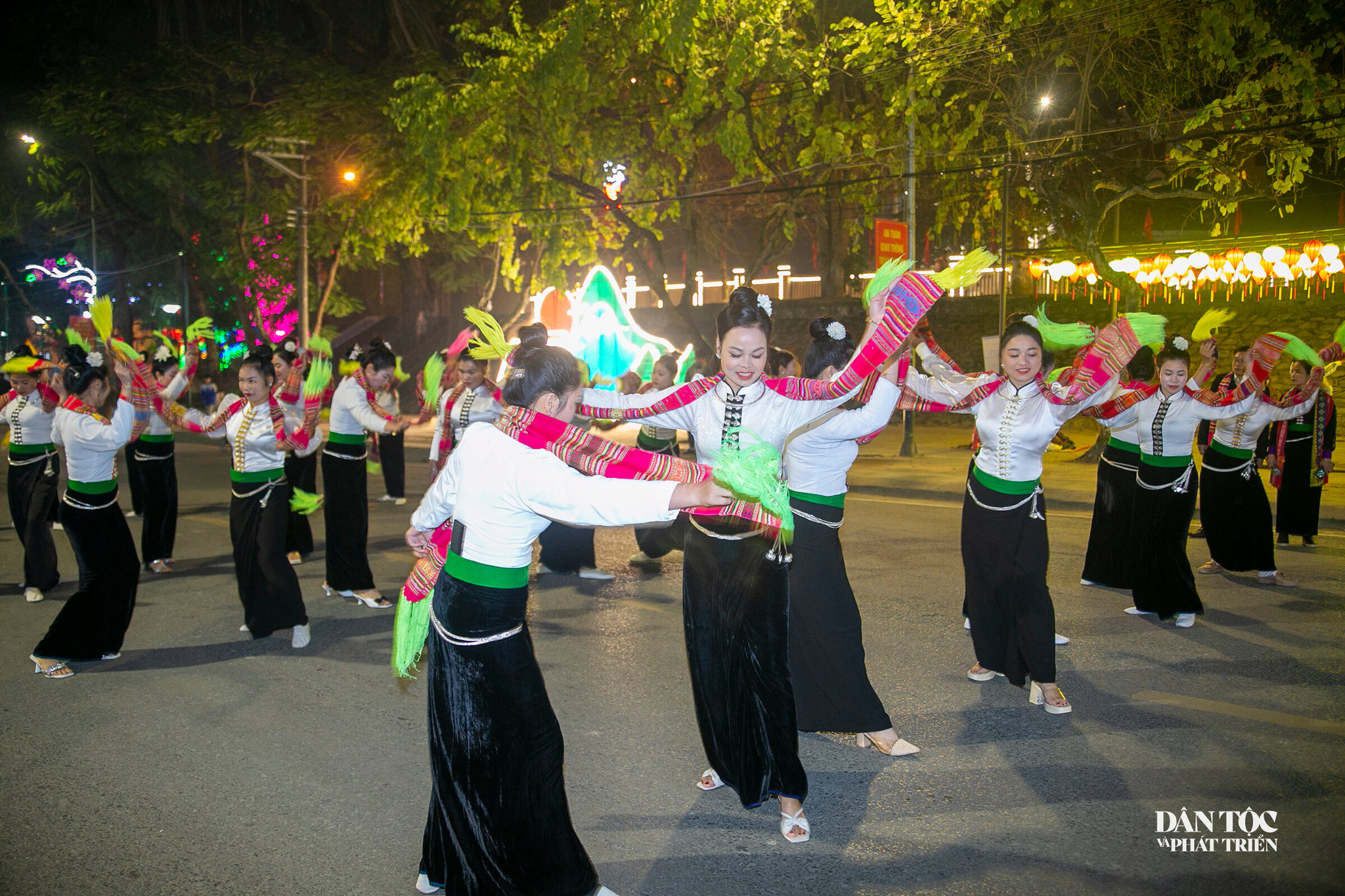 Diễu diễn đường phố