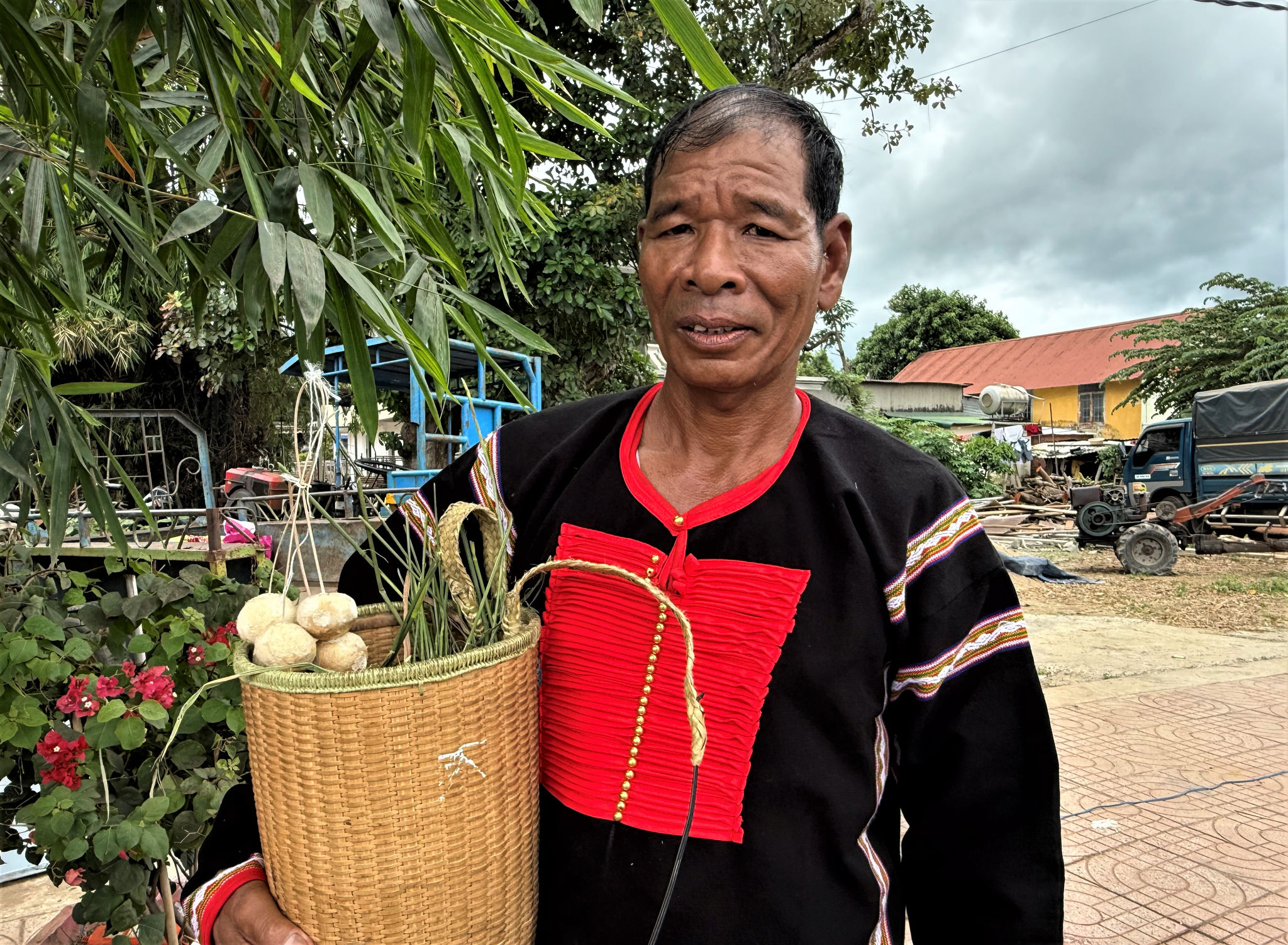 nghệ nhân Y Bắp Nhơm chia sẻ cách làm men rượu cần truyền thống từ lá rừng, rễ cây