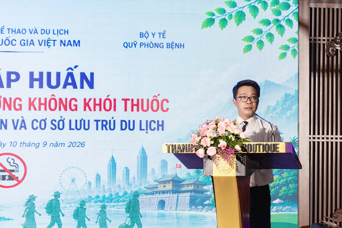 Phó Giám đốc Sở VHTTDL thành phố Huế Nguyễn Huy Hiển phát biểu tại lớp tập huấn “Xây dựng môi trường không khói thuốc tại các điểm tham quan và cơ sở lưu trú du lịch”. ảnh: vietnamnet.vn