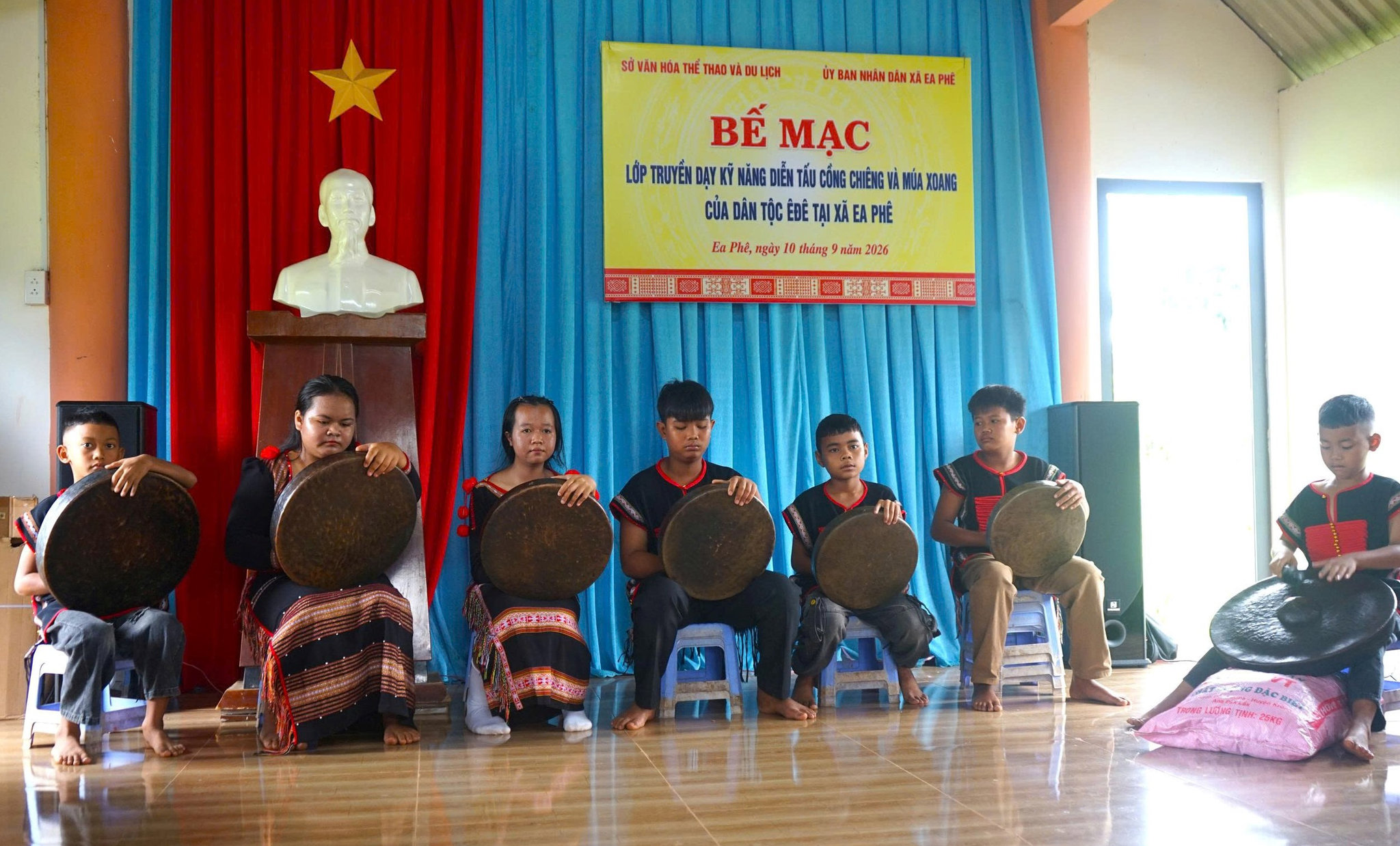 Thực hành cồng chiêng, múa xoang, tạo nên một không gian trao truyền văn hóa ngay trong cộng đồng