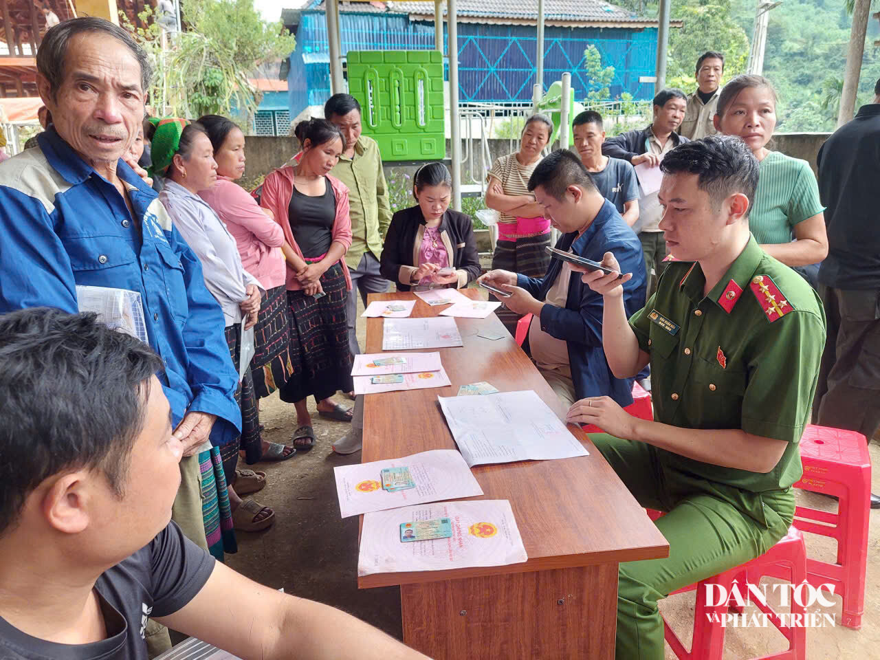 CB xã Tiền Phong hỗ trợ người dân
