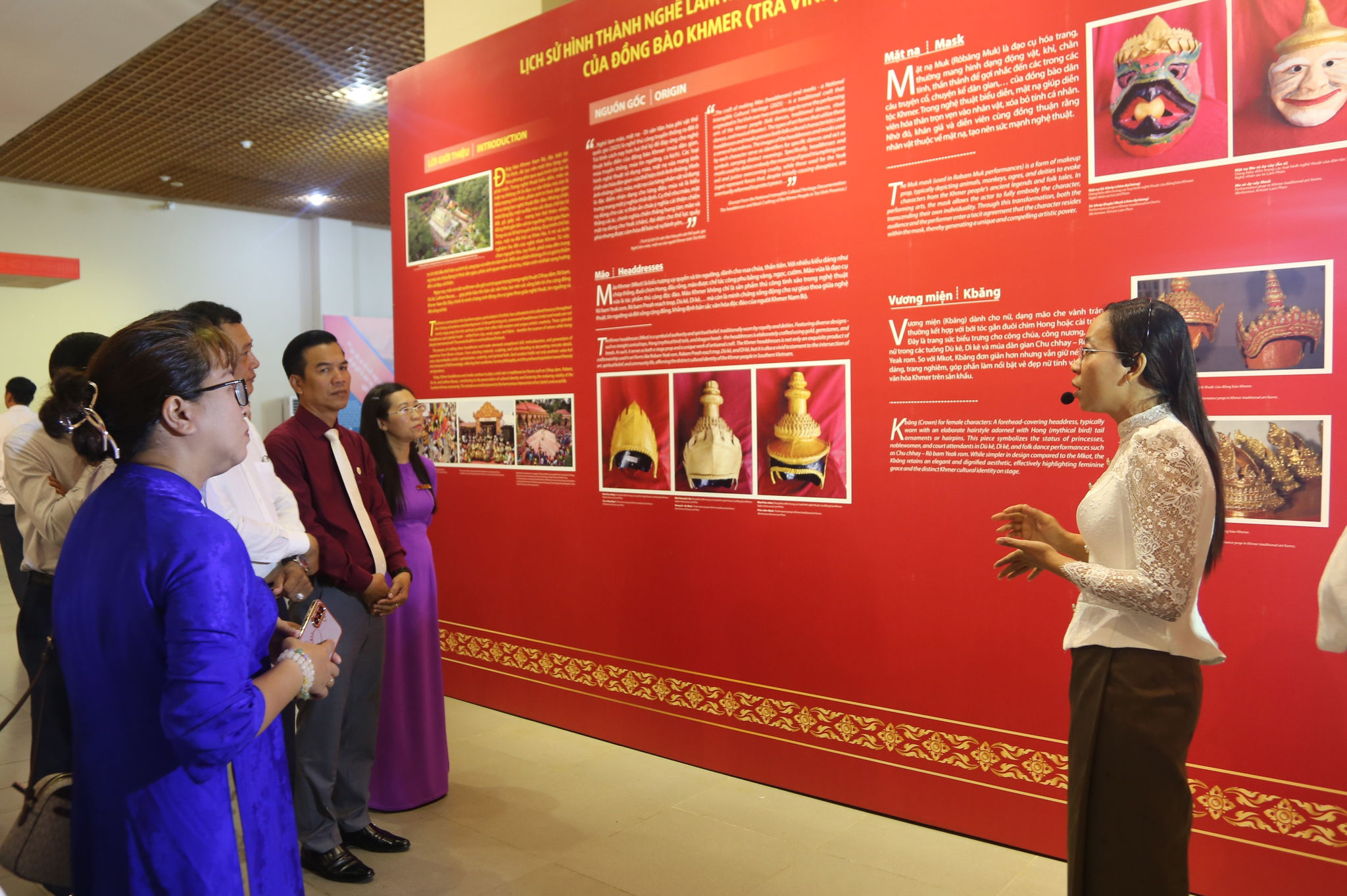 Đại biểu, du khách tham quan không gian trưng bày