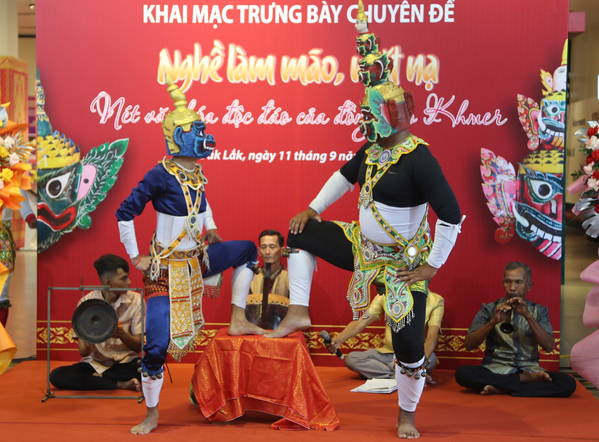 Sản phẩm mão, mặt nạ là phục trang không thể thiếu để người nghệ sĩ kể lại câu chuyện và thể hiện những tuồng tích trong văn học dân gian.