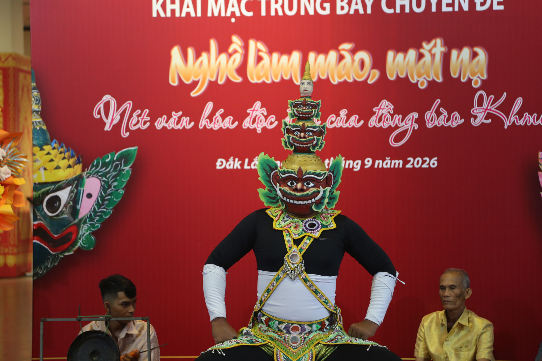 Theo quan niệm của đồng bào Khmer, mỗi chiếc mão, mặt nạ đều gắn với một nhân vật và mang ý nghĩa riêng