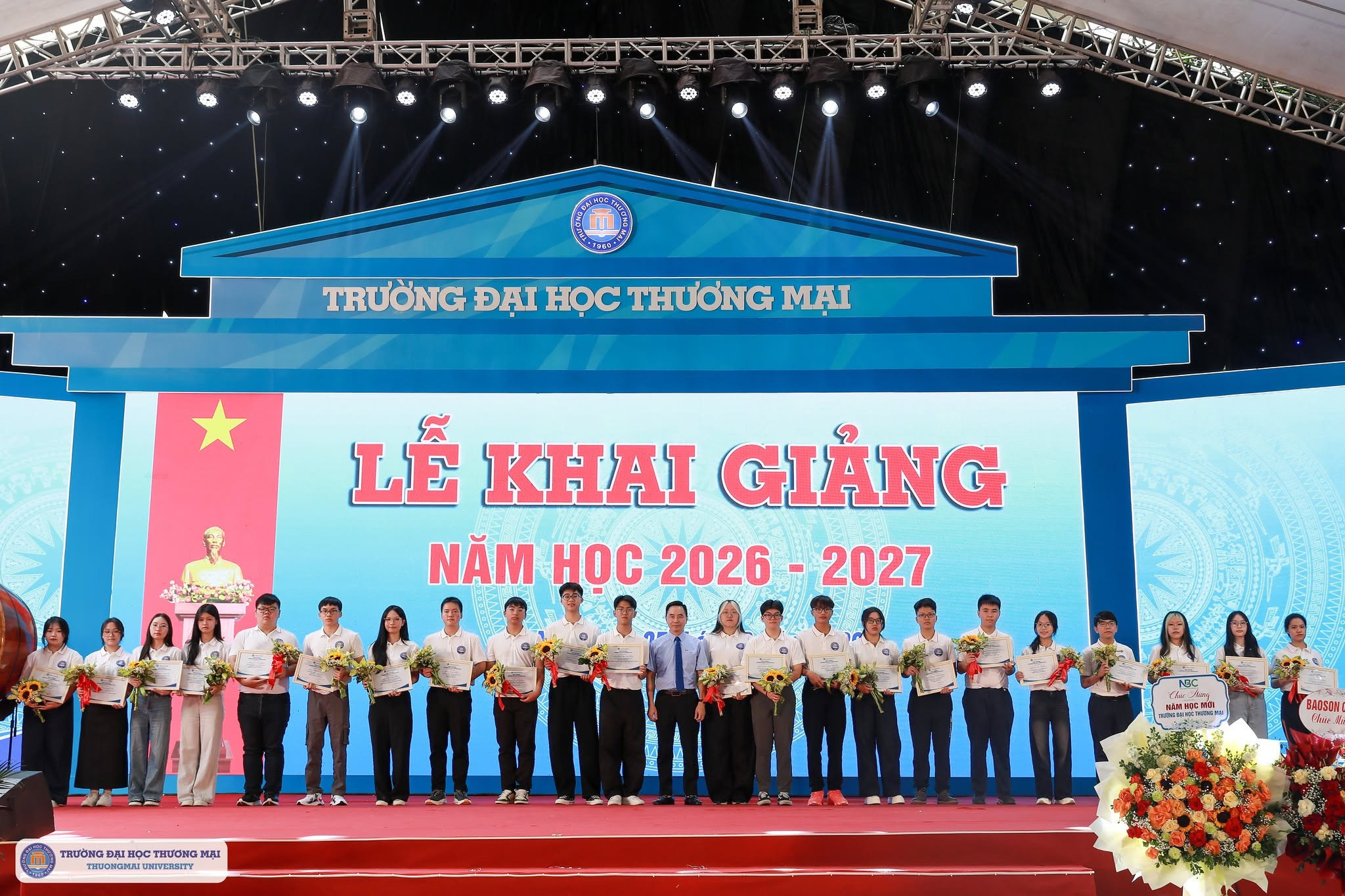 Nguyễn Tấn Tài nhận học bổng của Trường Đại học Thương mại nhân dịp khai giảng năm học 2026–2027. Ảnh: TMU